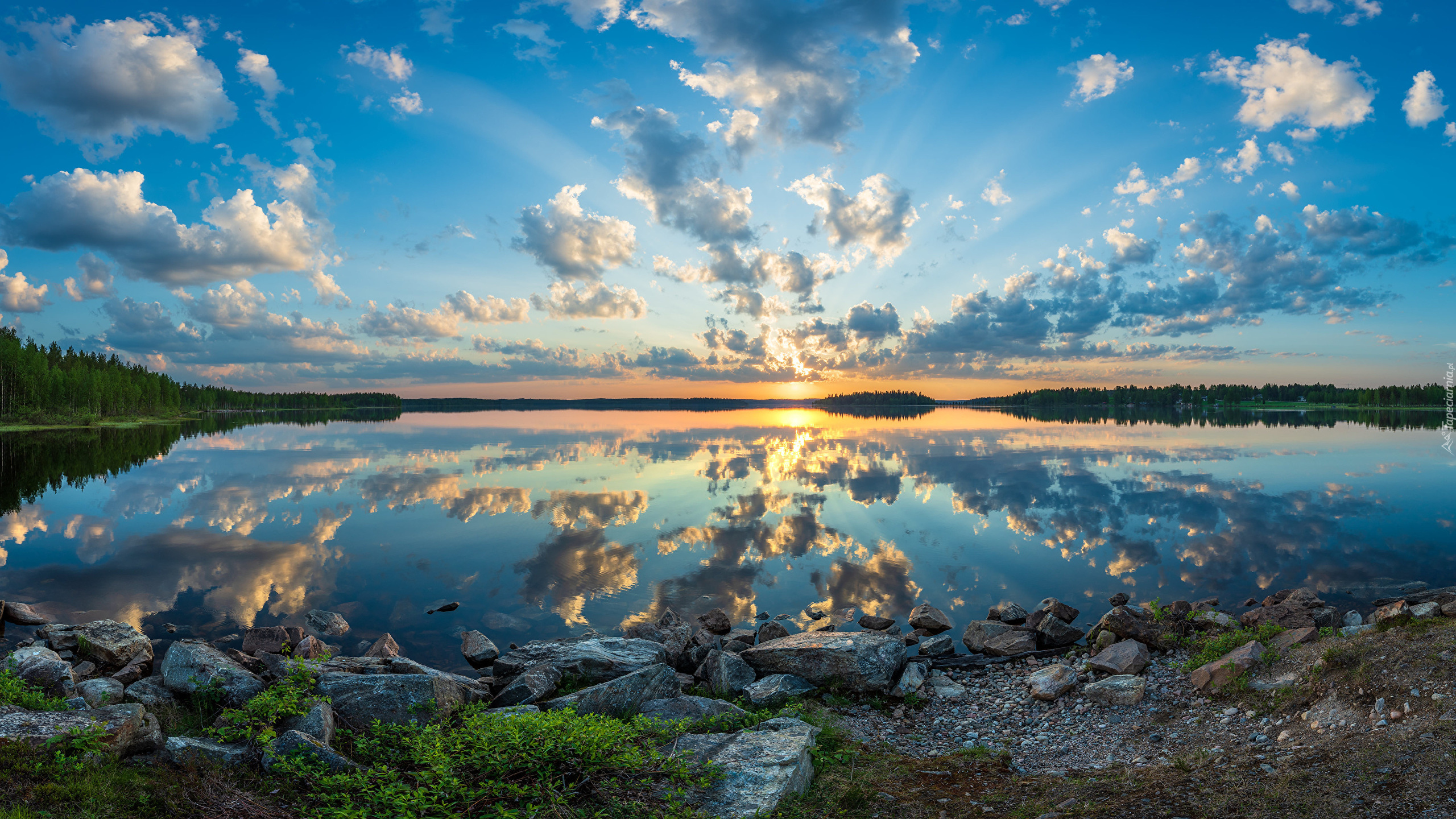 Jezioro Kiantajarvi, Wschód słońca, Kamienie, Brzeg, Niebo, Chmury, Odbicie, Gmina Suomussalmi, Finlandia