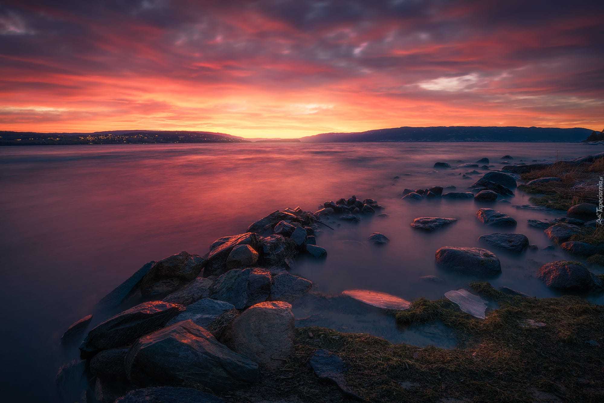 Norwegia,  Jezioro Tyrifjorden, Brzeg, Kamienie,  Wschód słońca
