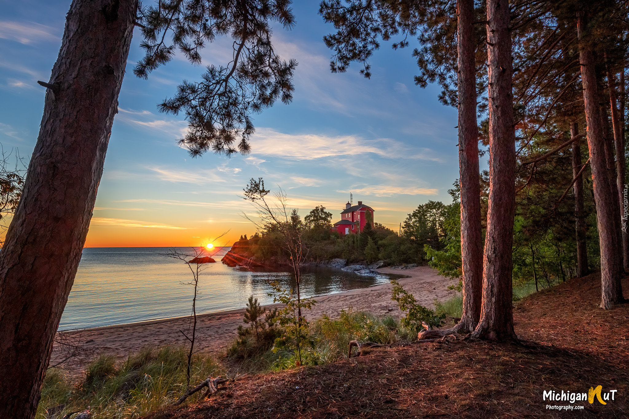 Stany Zjednoczone, Stan Michigan, Marquette, Latarnia morska, Jezioro Superior, Las, Drzewa, Wschód słońca