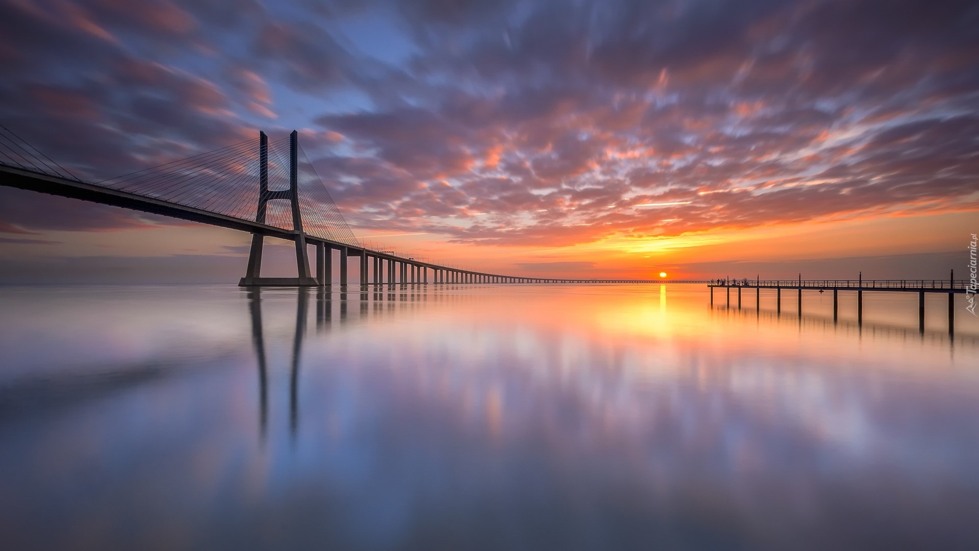 Rzeka Tag, Wschód słońca, Chmury, Most Vasco da Gama, Lizbona, Portugalia