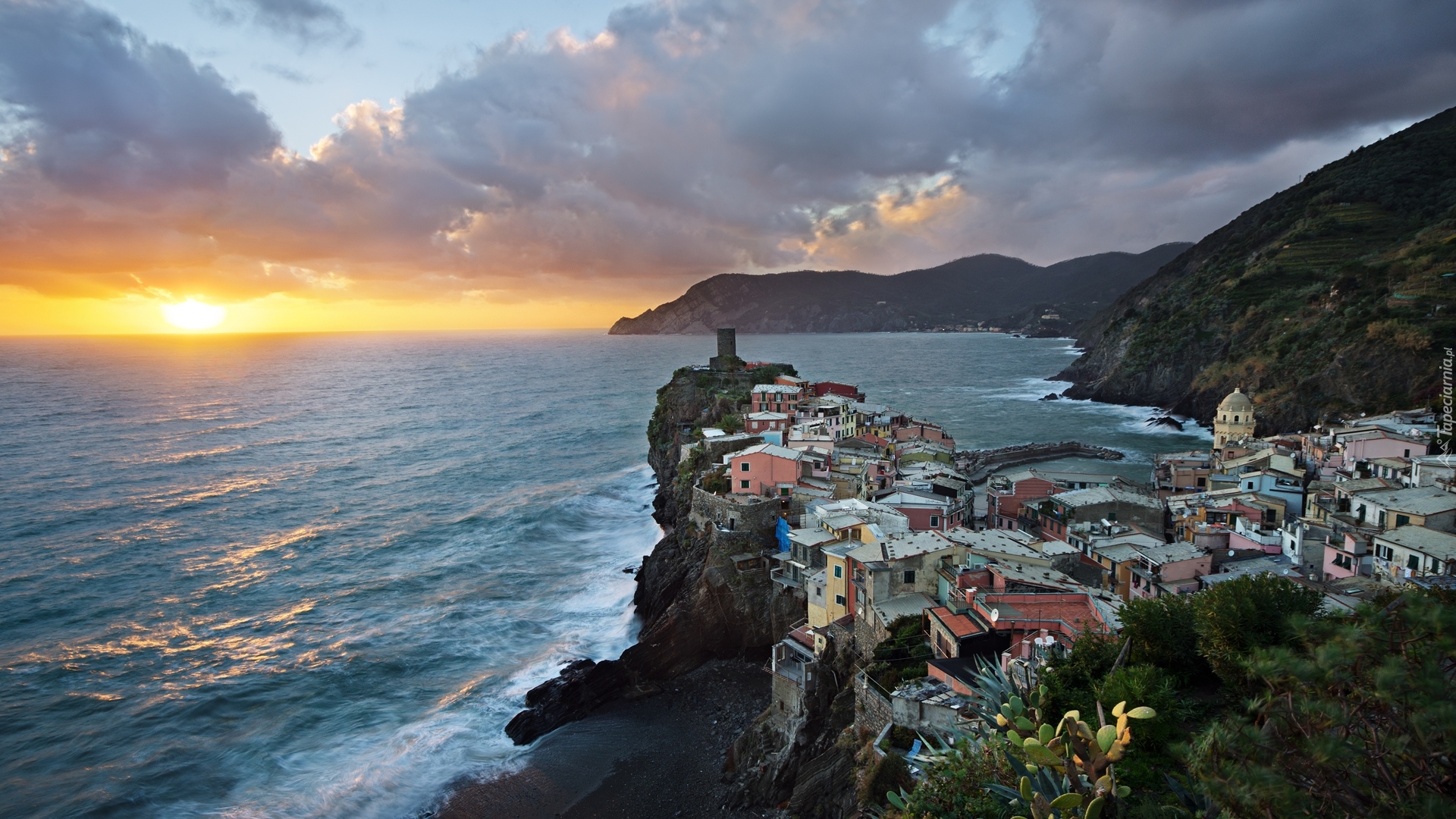 Włochy, Prowincja La Spezia, Miejscowość Vernazza, Morze Liguryjskie, Riviera di Levante, Wybrzeże, Domy, Morze, Wschód słońca