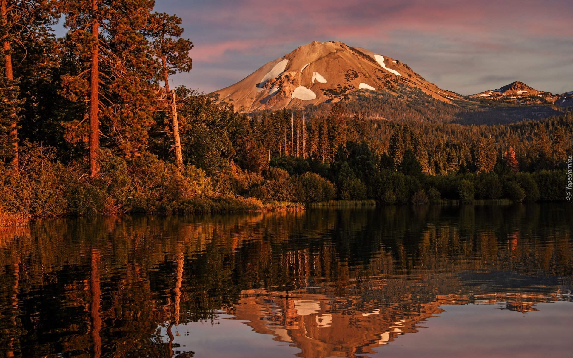 Zachód słońca, Góry Kaskadowe, Wulkan Lassen Peak, Park Narodowy Lassen Volcanic, Jezioro, Drzewa, Las, Kalifornia, Stany Zjednoczone