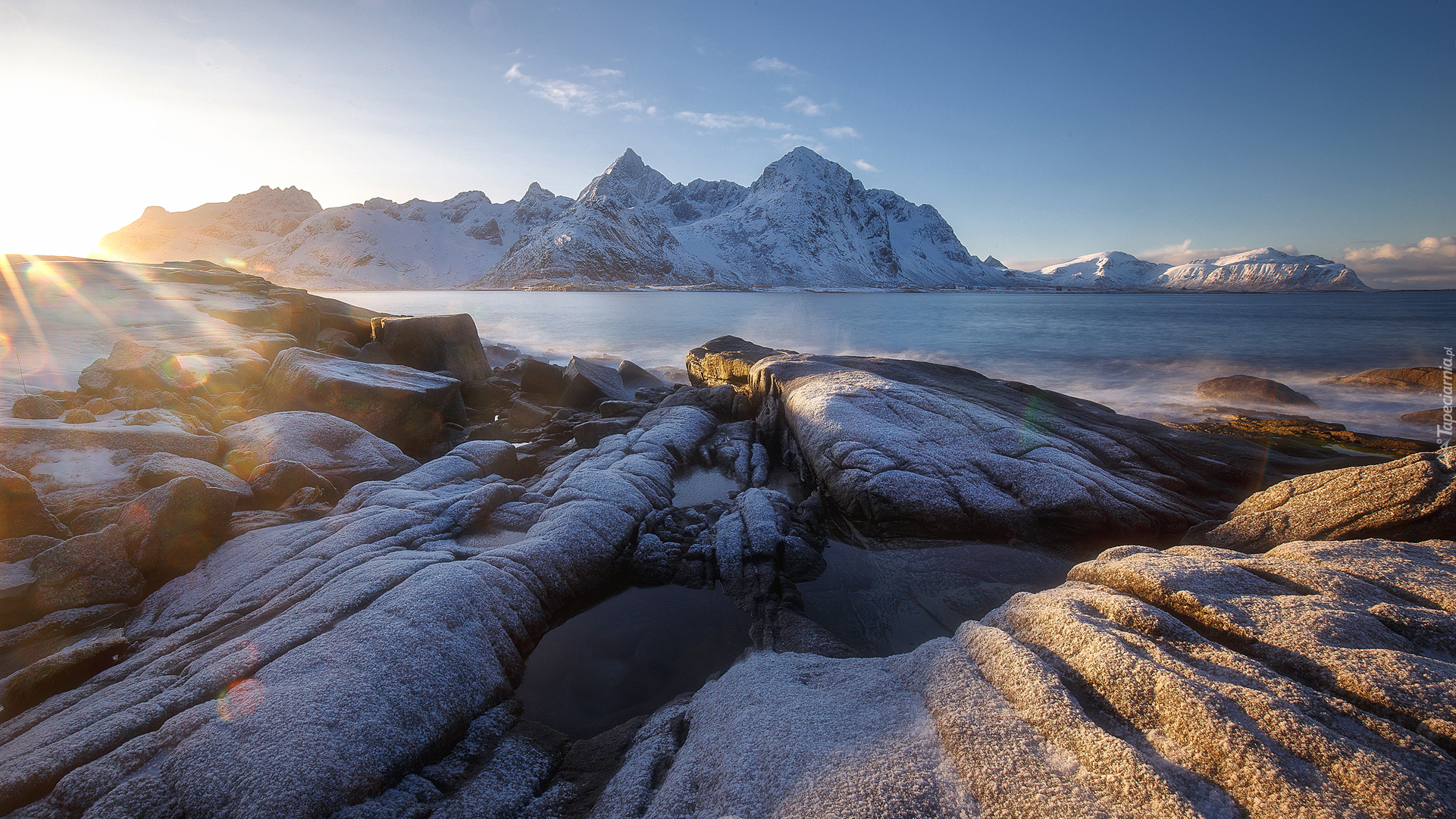 Norwegia, Lofoty, Wyspa Flakstadøya, Gmina Flakstad, Vareid, Morze Norweskie, Skały, Góry, Śnieg, Promienie słońca