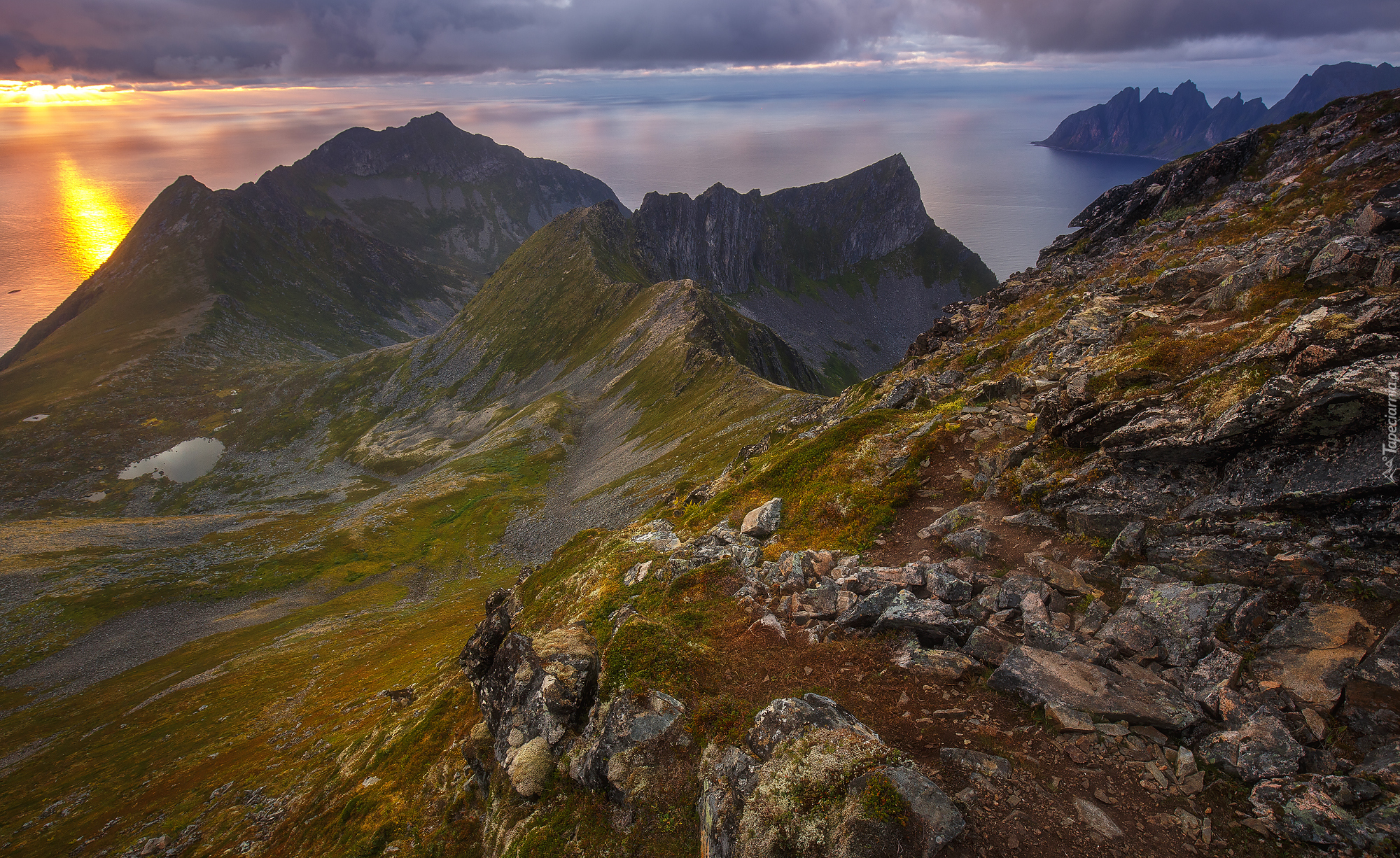 Norwegia, Wyspa Senja, Morze Norweskie, Góry, Promienie słońca, Skały