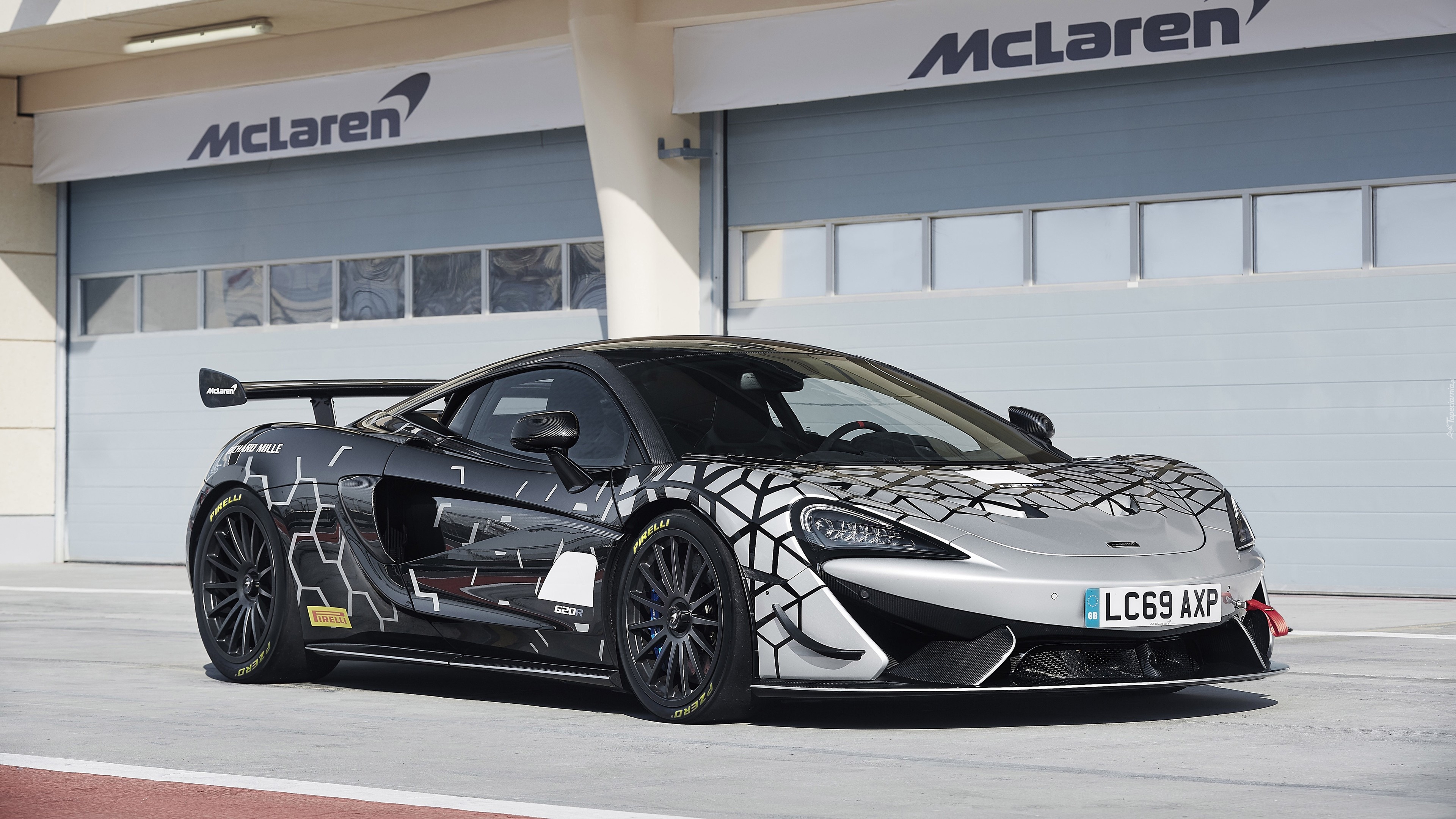 McLaren 620R, Przód