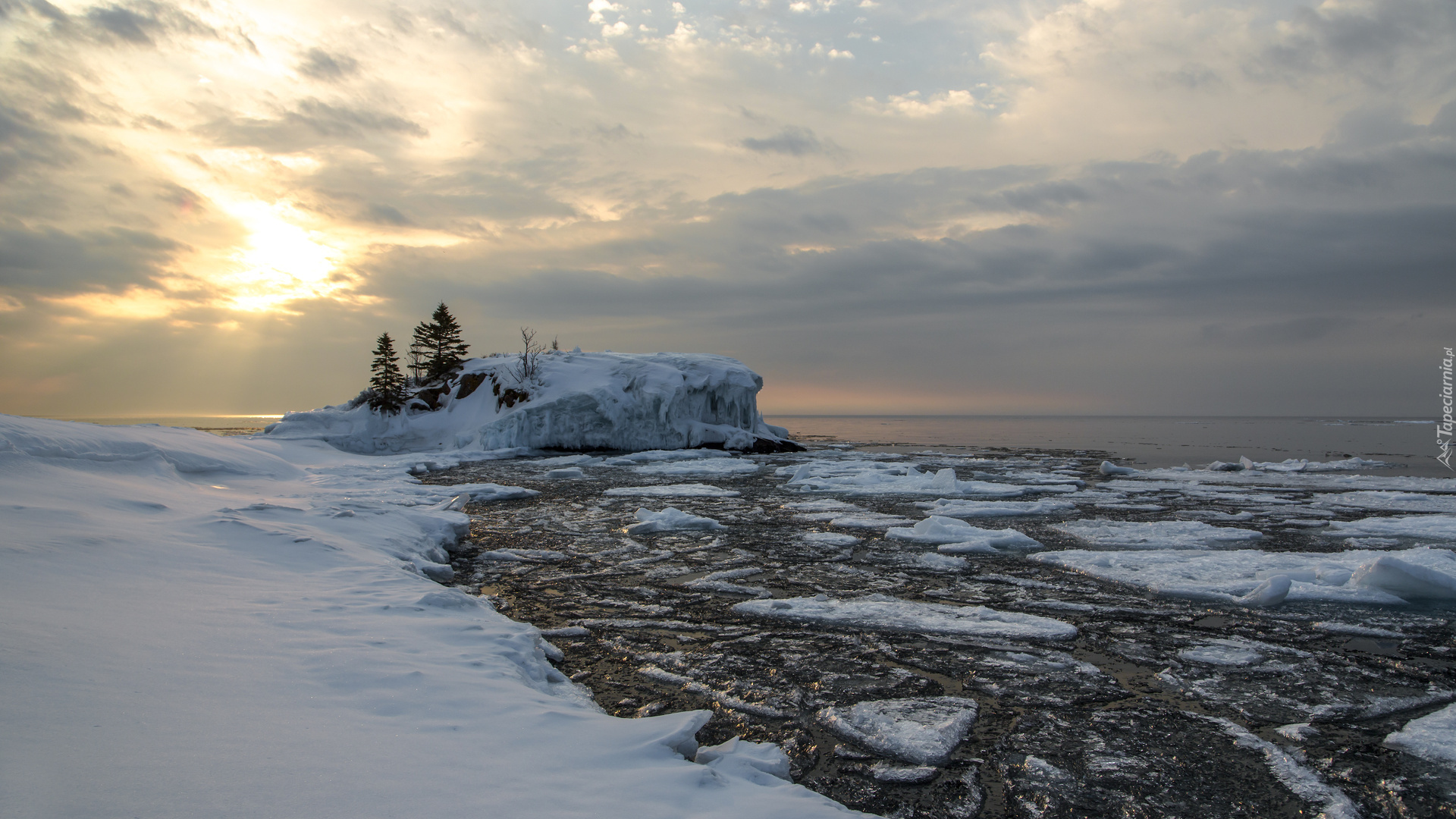 Stany Zjednoczone, Stan Minnesota, Jezioro Górne, Wysepka Hollow Rock, Zima, Śnieg, Skała, Drzewa