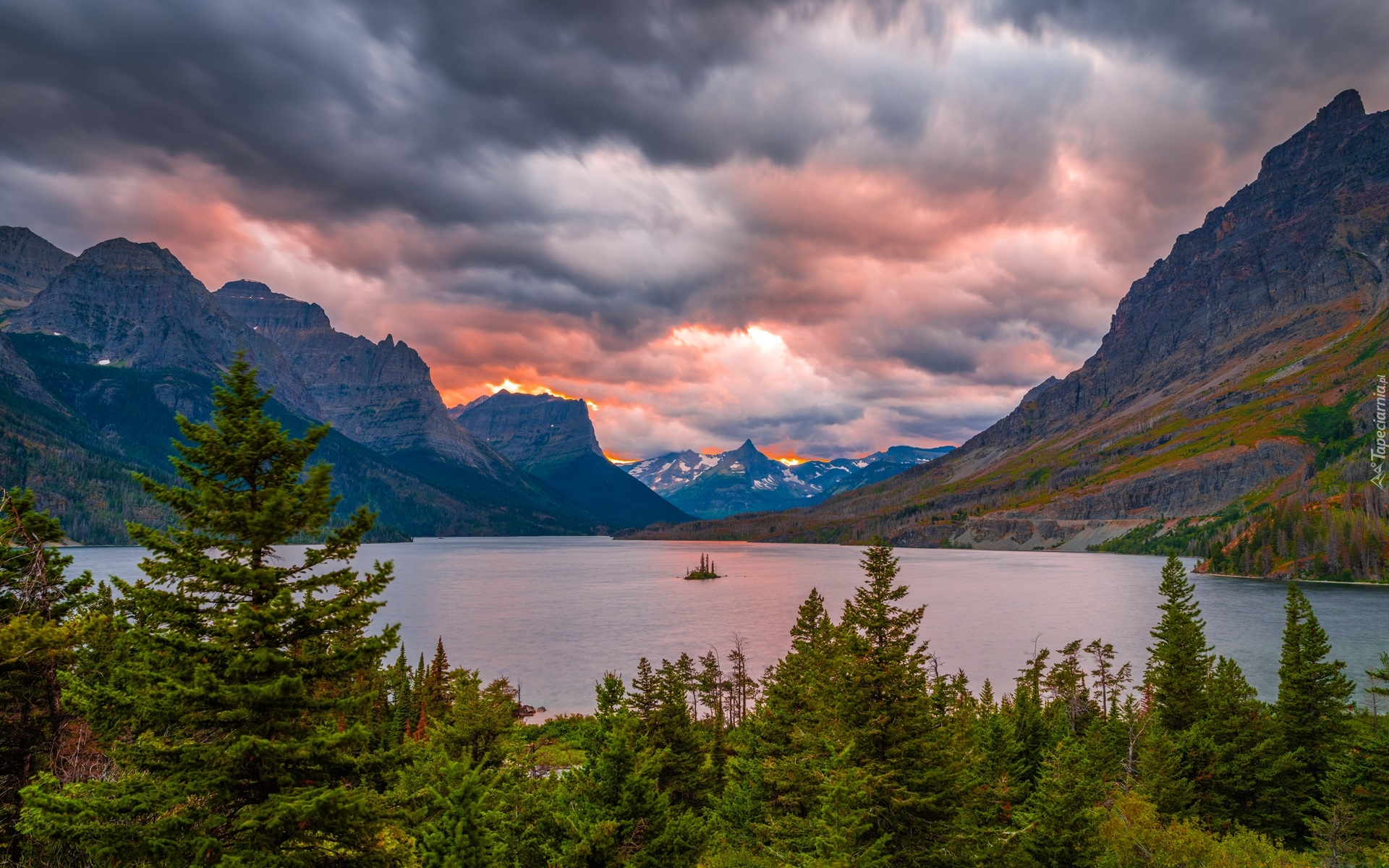 Stany Zjednoczone, Stan Montana, Park Narodowy Glacier, Góry, Jezioro, Saint Mary Lake, Drzewa, Chmury, Zachód słońca
