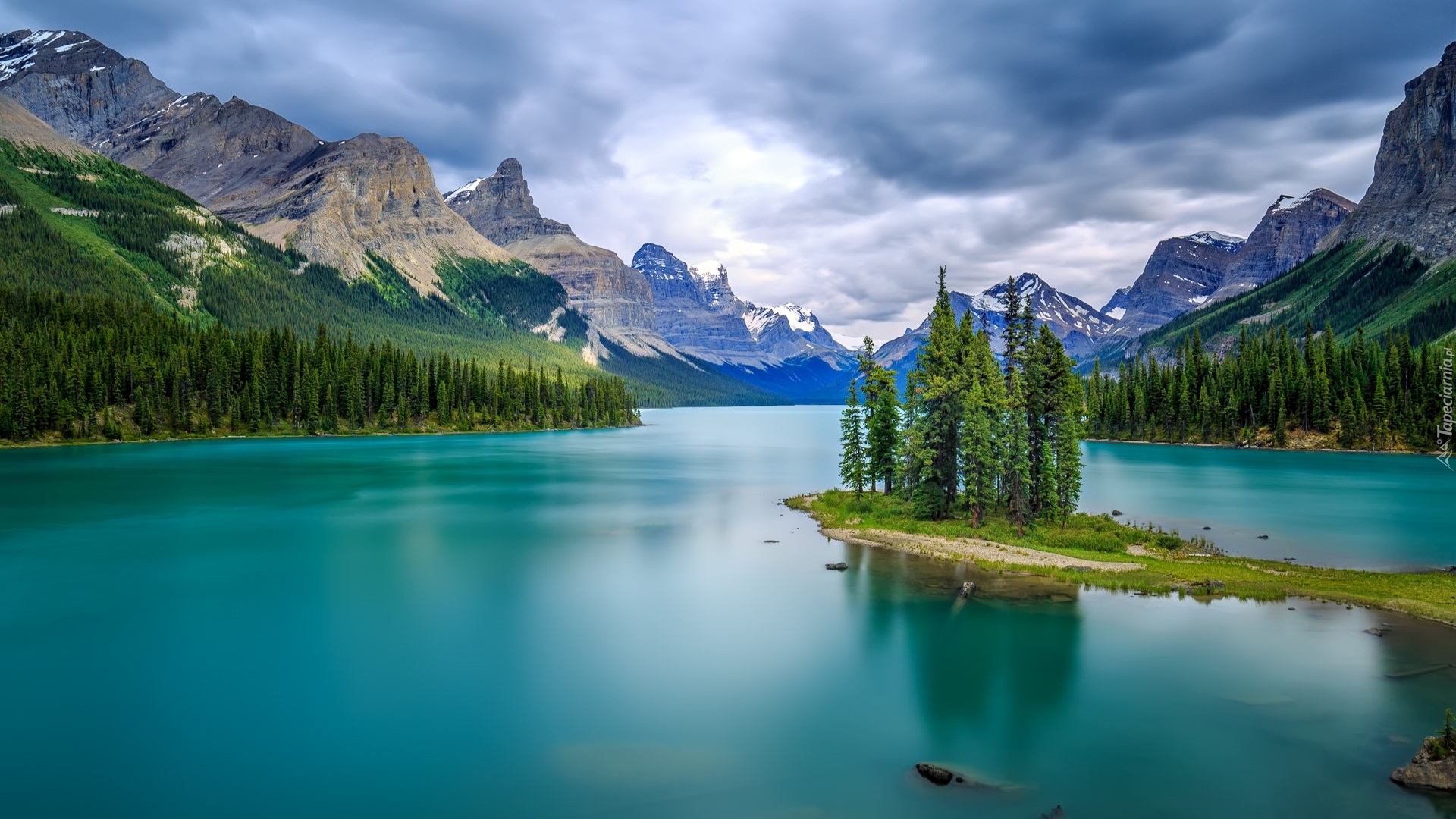 Park Narodowy Jasper, Góry, Jezioro, Maligne Lake, Wyspa Duchów, Drzewa, Chmury, Prowincja Alberta, Kanada