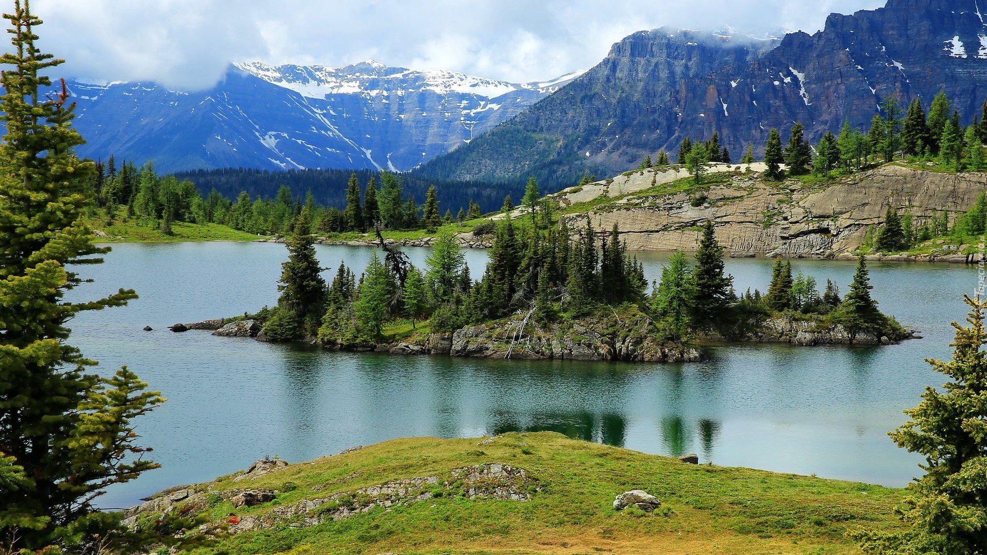 Góry, Jezioro, Rock Isle Lake, Wysepka, Skały, Drzewa, Park Narodowy Banff, Alberta, Kanada