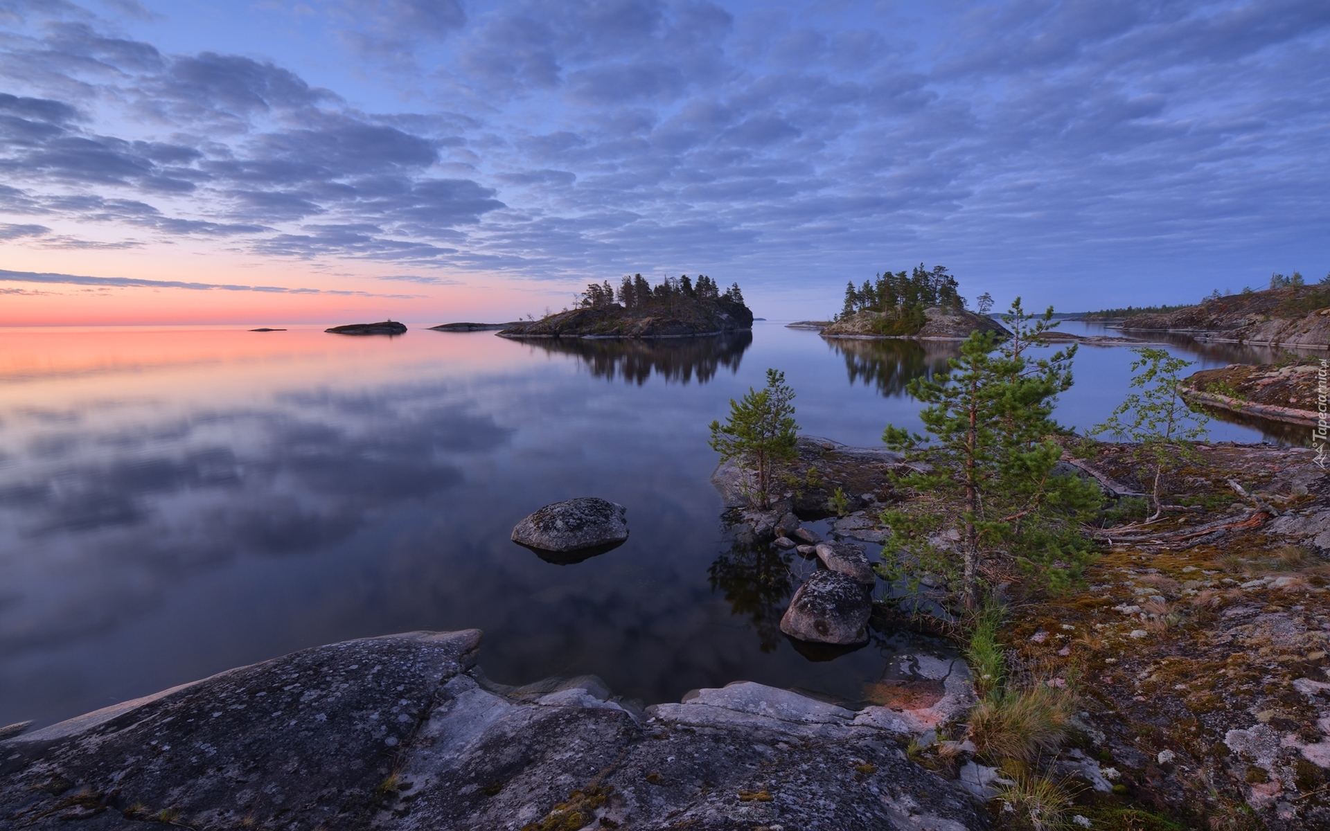 Jezioro Ładoga, Wysepki, Skały, Drzewa, Chmury, Zachód słońca, Karelia, Rosja