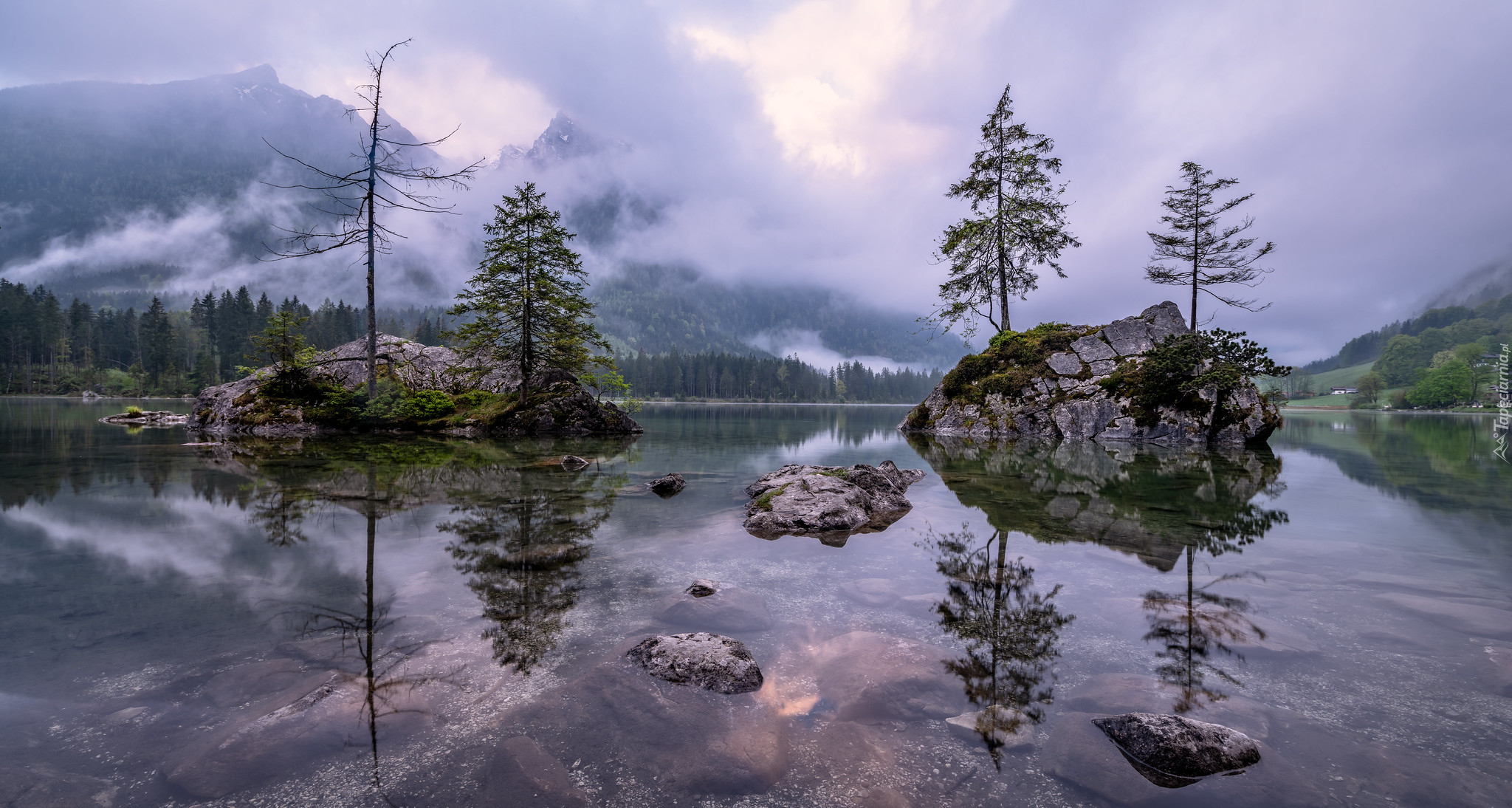 Jezioro Hintersee, Mgła, Wysepki, Drzewa, Skały, Kamienie, Góry, Alpy, Berchtesgaden, Bawaria, Niemcy