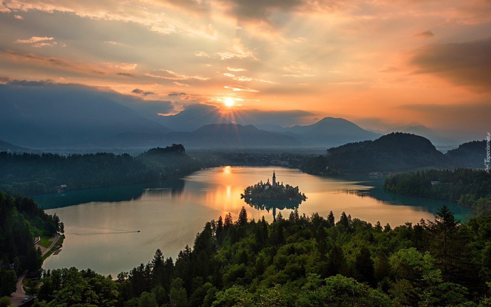Słowenia, Wyspa Blejski Otok, Góry Alpy Julijskie, Jezioro Bled, Zachód słońca, Chmury, Drzewa
