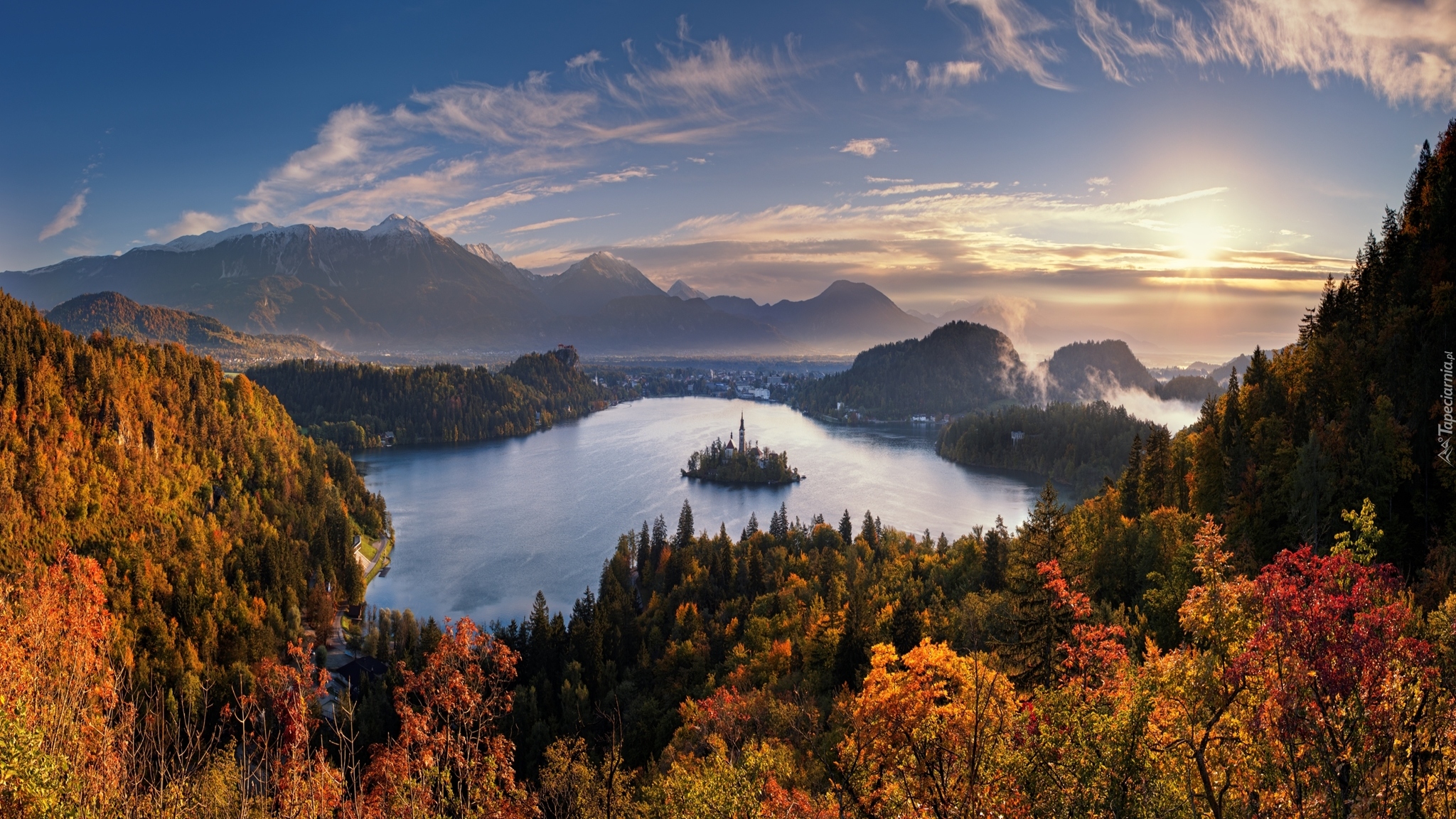 Słowenia, Wyspa Blejski Otok, Góry Alpy Julijskie, Jezioro Bled, Las, Jesień, Wschód słońca, Mgła, Chmury, Drzewa