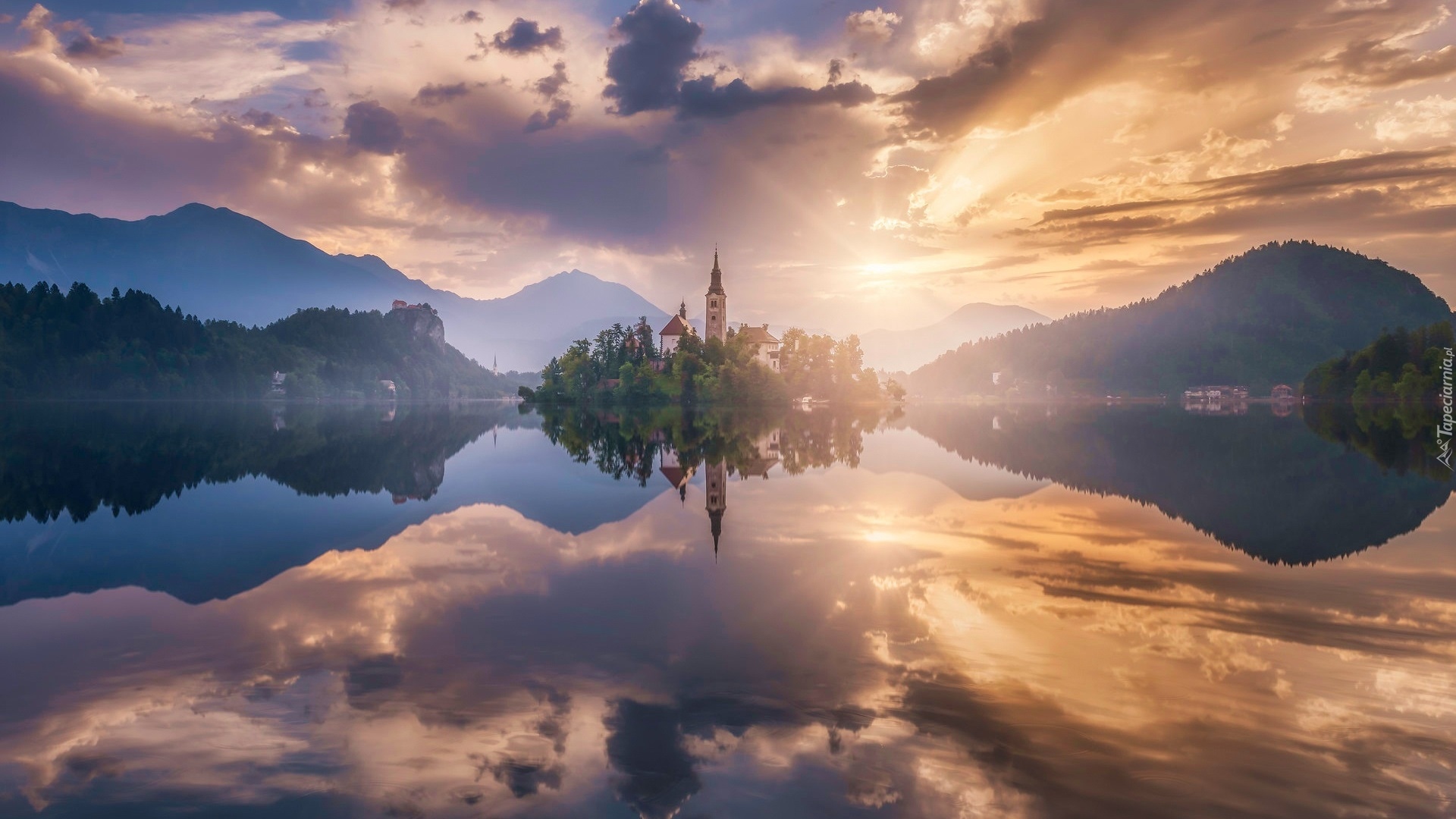 Słowenia, Jezioro Bled, Wyspa Blejski Otok, Kościół Zwiastowania Marii Panny, Góry Alpy Julijskie, Wschód słońca, Chmury, Odbicie