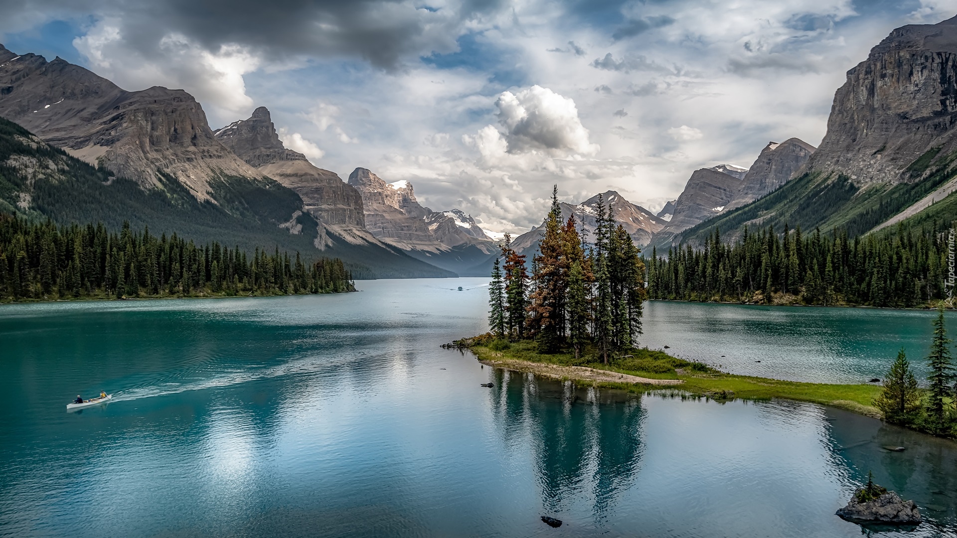 Kanada, Alberta, Park Narodowy Jasper, Jezioro, Maligne Lake, Wyspa Ducha, Góry, Chmury, Drzewa