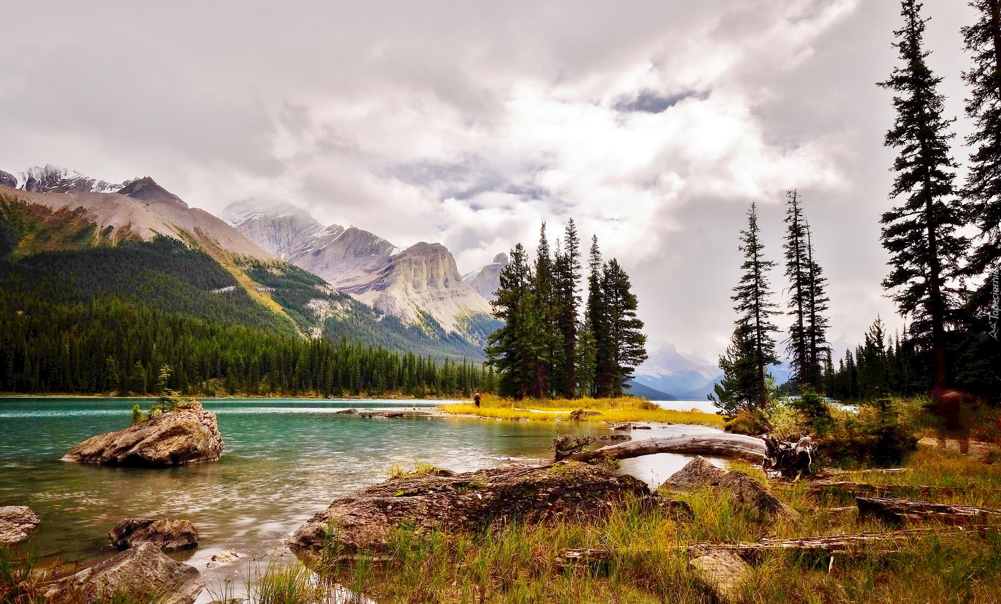 Jezioro Maligne, Wyspa Ducha, Park Narodowy Jasper, Góry, Drzewa, Kamienie, Trawa, Chmury, Alberta, Kanada