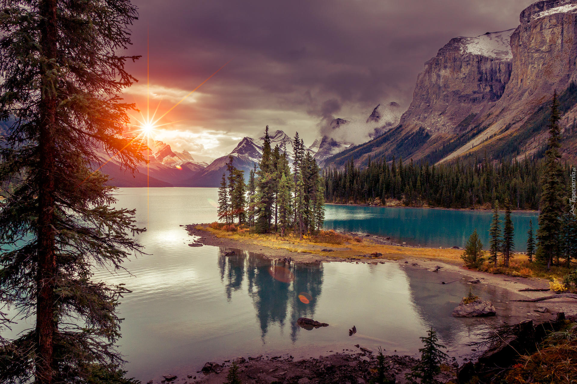 Park Narodowy Jasper, Góry, Promienie słońca, Jezioro Maligne, Wyspa Ducha, Drzewa, Chmury, Zachód słońca, Alberta, Kanada