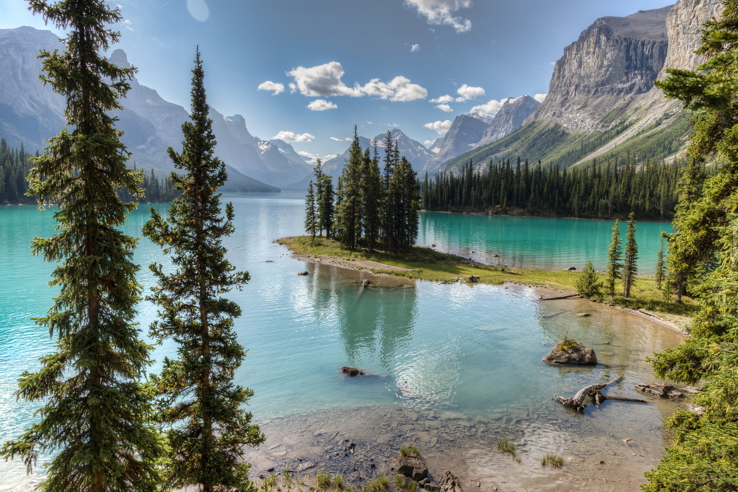 Kanada, Park Narodowy Jasper, Góry, Jezioro Maligne, Wyspa Ducha, Drzewa, Chmury