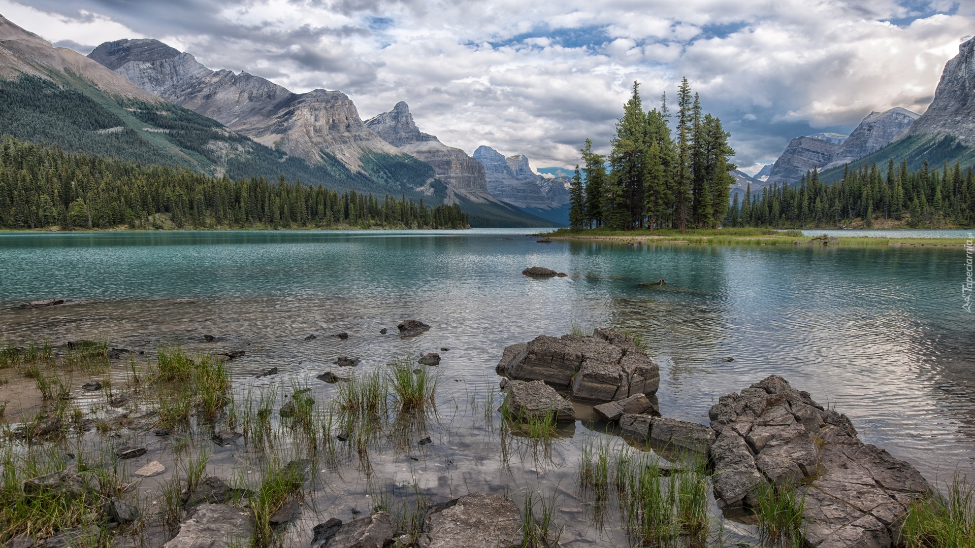 Kanada, Park Narodowy Jasper, Jezioro Maligne, Wyspa Ducha, Góry, Chmury, Drzewa