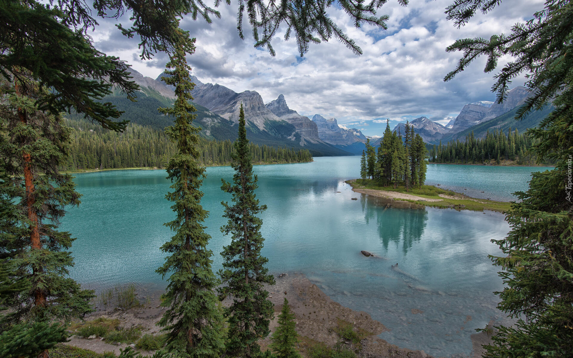 Park Narodowy Jasper, Jezioro Maligne, Wyspa Ducha, Drzewa, Lasy, Góry, Chmury, Alberta, Kanada