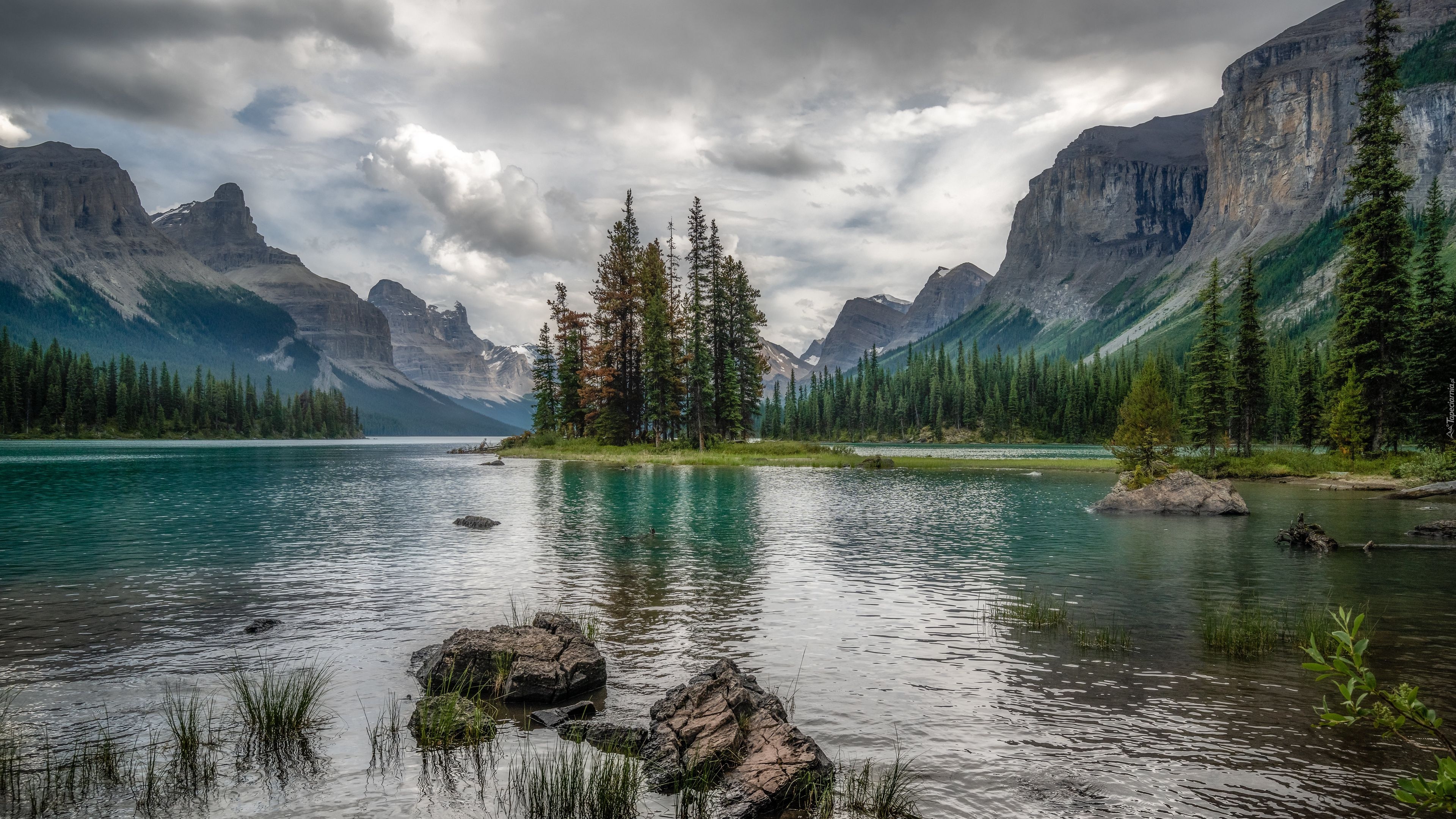 Kanada, Alberta, Park Narodowy Jasper, Jezioro, Maligne Lake, Wyspa Duchów, Chmury, Drzewa, Góry