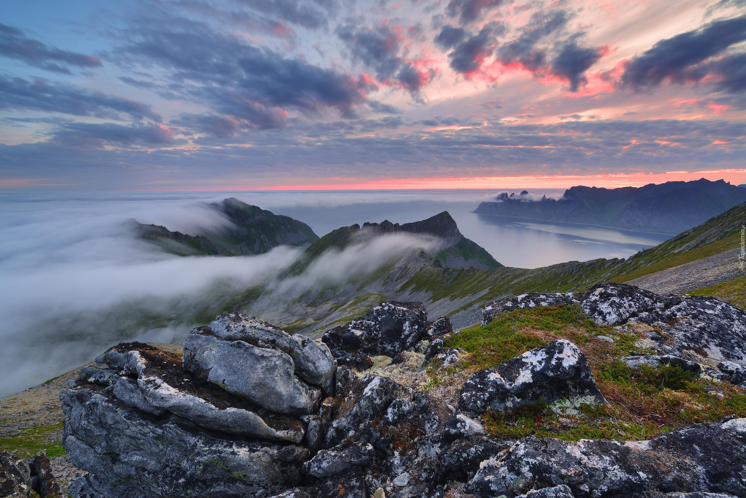 Zachód słońca, Morze, Skały, Góry, Mgła, Wyspa Senja, Norwegia