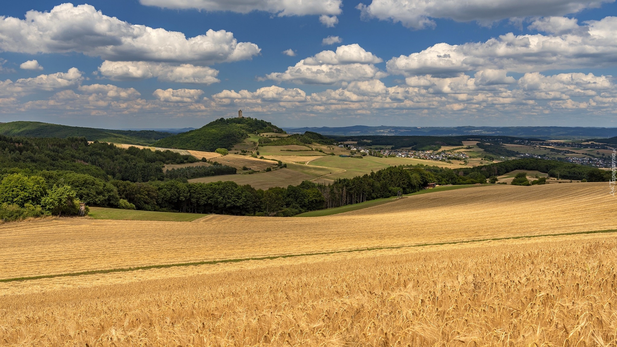 Lato, Pole, Wzgórza