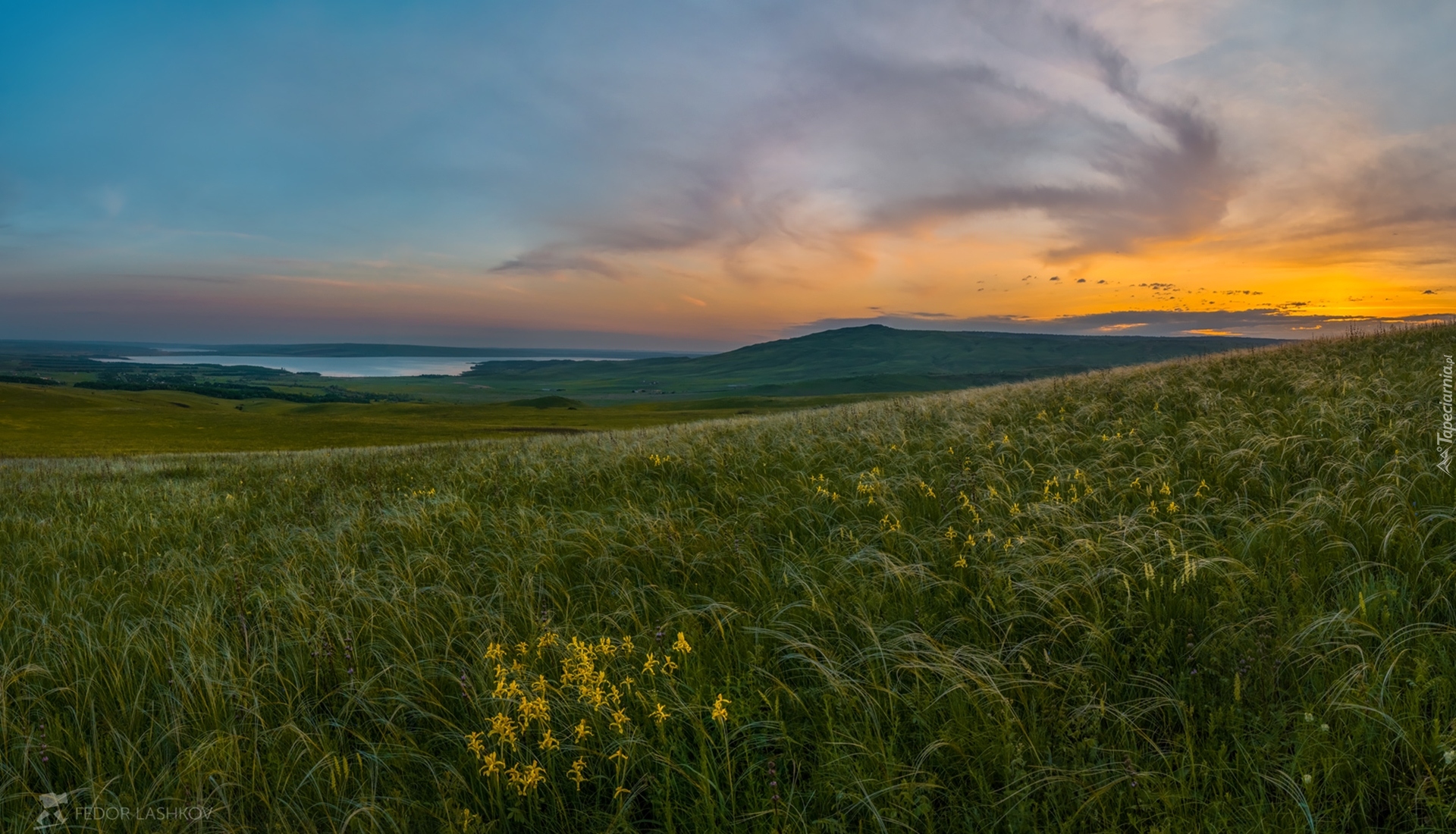 Jezioro, Łąka, Wzgórze, Zachód słońca, Chmury