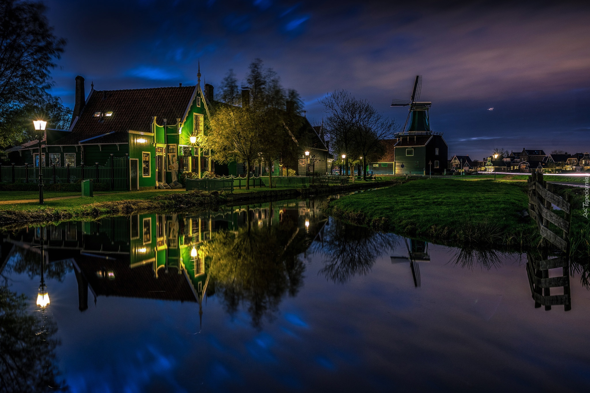 Zaanse Schans, Holandia, Noc, Dom, Wiatrak, Odbicie