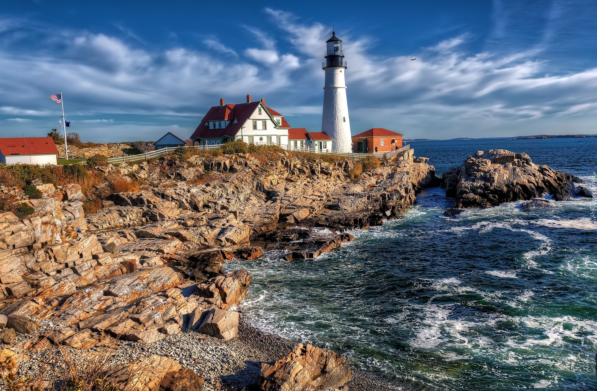 Latarnia morska Portland Head Light, Zatoka Casco, Cape Elizabeth, Stan Maine, Stany Zjednoczone, Morze, Skały