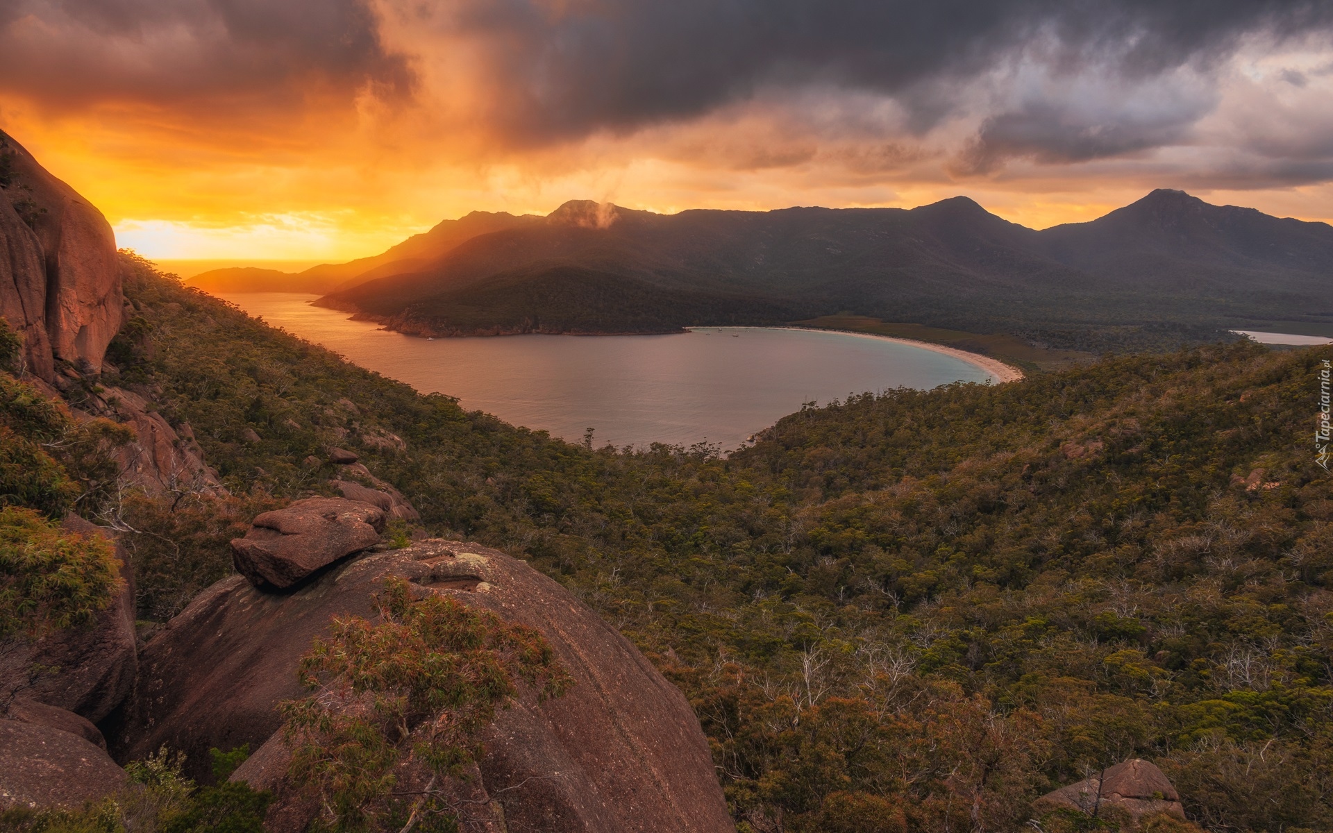 Australia, Tasmania, Zatoka, Wineglass Bay, Góry, Skały, Las, Drzewa, Zachód słońca, Chmury, Morze