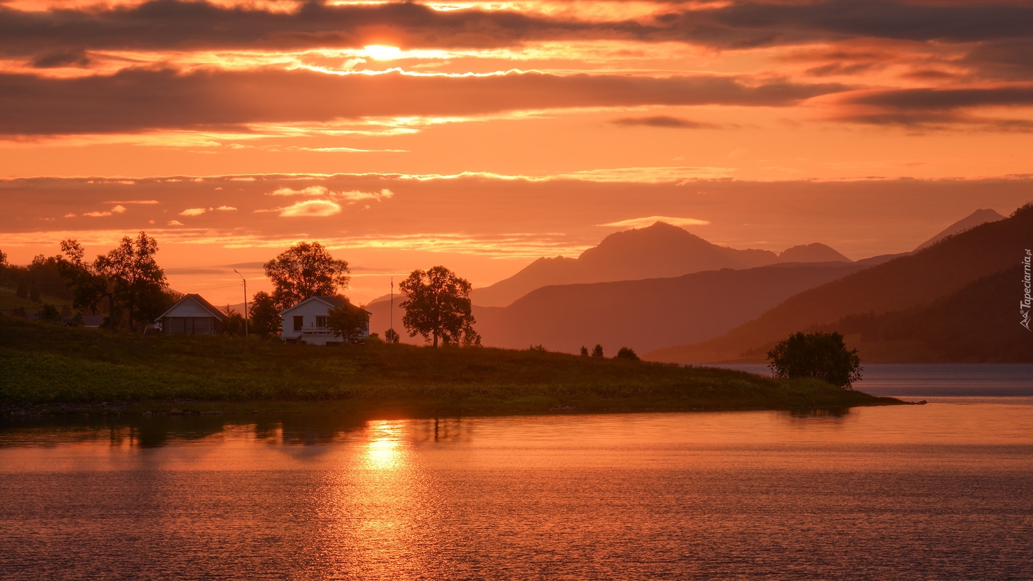 Norwegia, Wyspa Senja, Zachód słońca, Morze, Góry, Dom, Odbicie