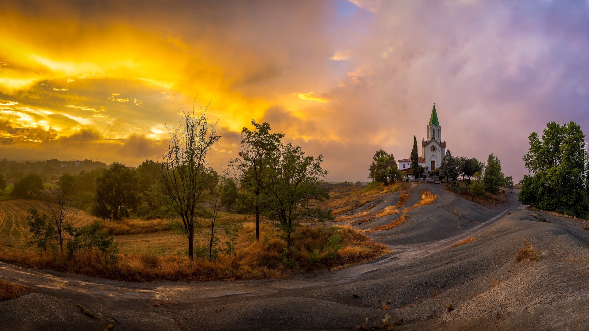 Hiszpania, Gmina Manlleu, Kościół Santuari Puig Agut, Drzewa, Zachód słońca