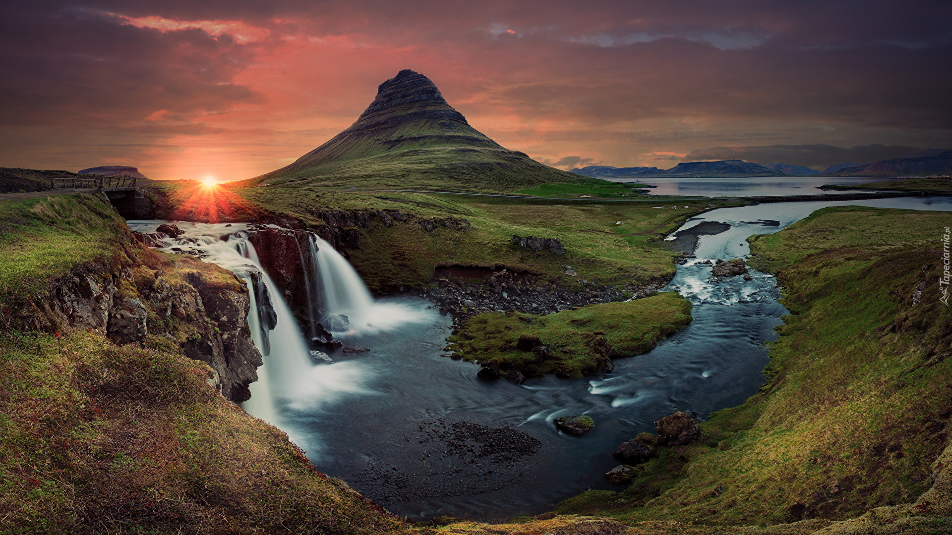 Islandia, Przyroda, Góra Kirkjufell, Wodospad Kirkjufellsfoss, Rzeka, Niebo, Chmury, Zachód słońca