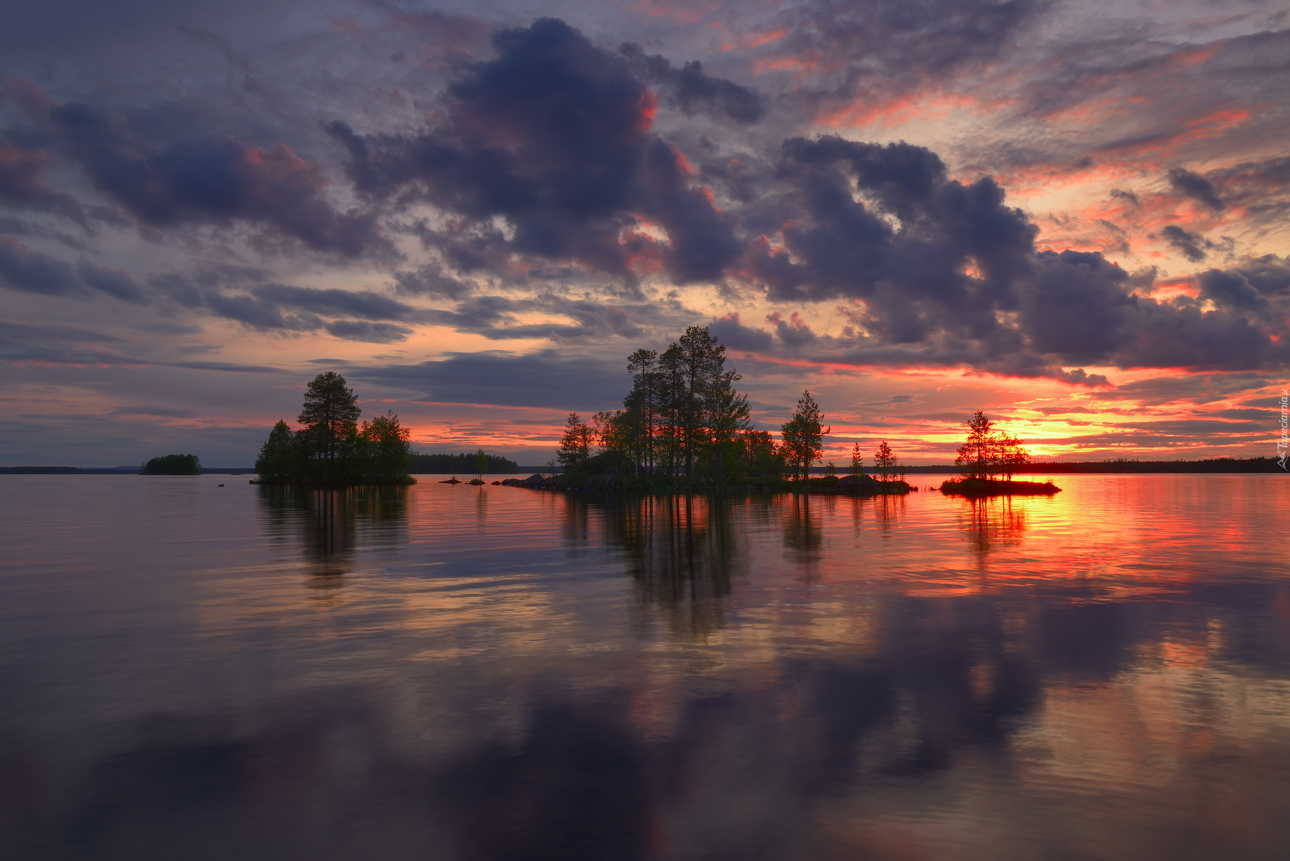 Jezioro Ala-Kitka, Zachód słońca, Chmury, Wysepka, Drzewa, Gmina Kuusamo, Ostrobotnia Północna, Finlandia
