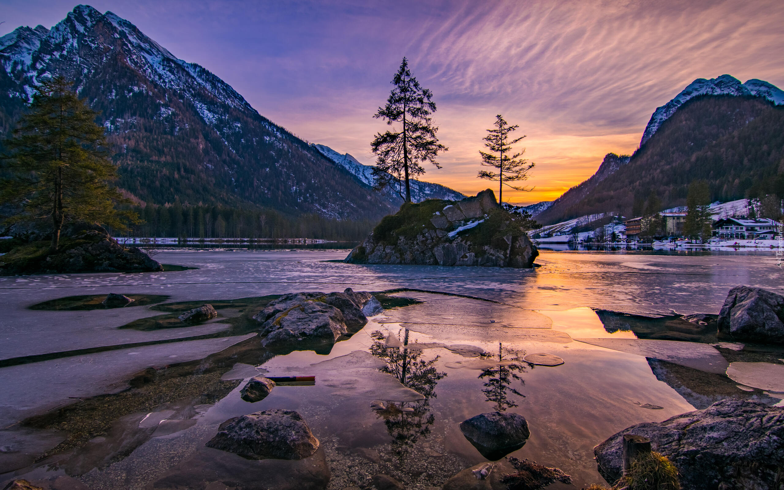Jezioro Hintersee, Góry, Alpy, Kamienie, Drzewa, Domy, Chmury, Zachód słońca, Bawaria, Niemcy