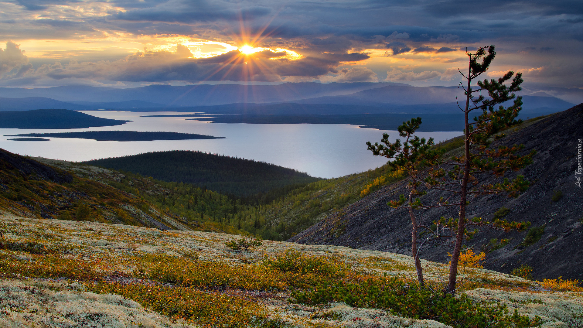 Góry, Jezioro Imandra, Chmury, Drzewa, Zachód słońca, Półwysep Kolski, Obwód murmański, Rosja
