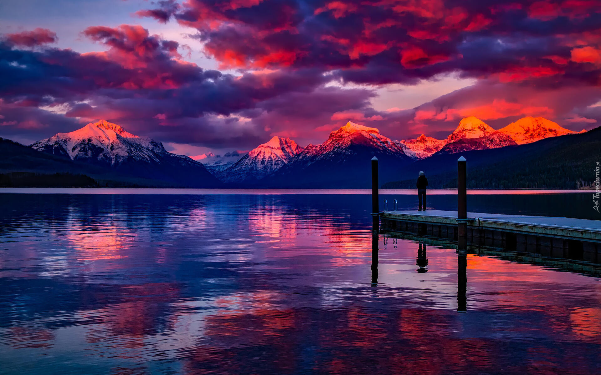 Jezioro, Lake McDonald, Park Narodowy Glacier, Pomost, Człowiek, Góry Skaliste, Odbicie, Niebo, Chmury, Zachód słońca, Montana, Stany Zjednoczone