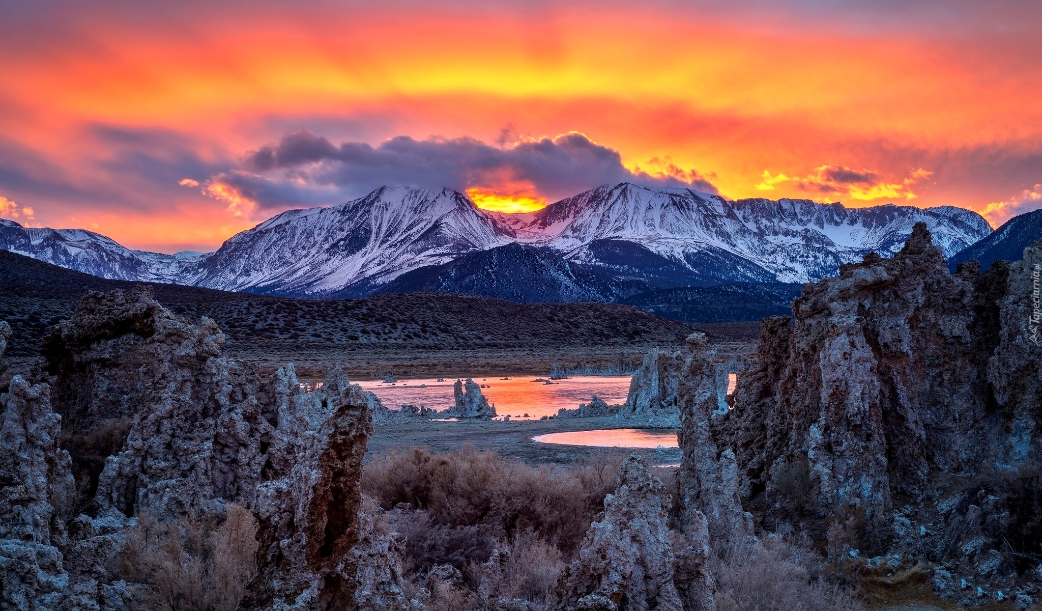 Stany Zjednoczone, Stan Kalifornia, Jezioro Mono Lake, Góry, Zachód Słońca