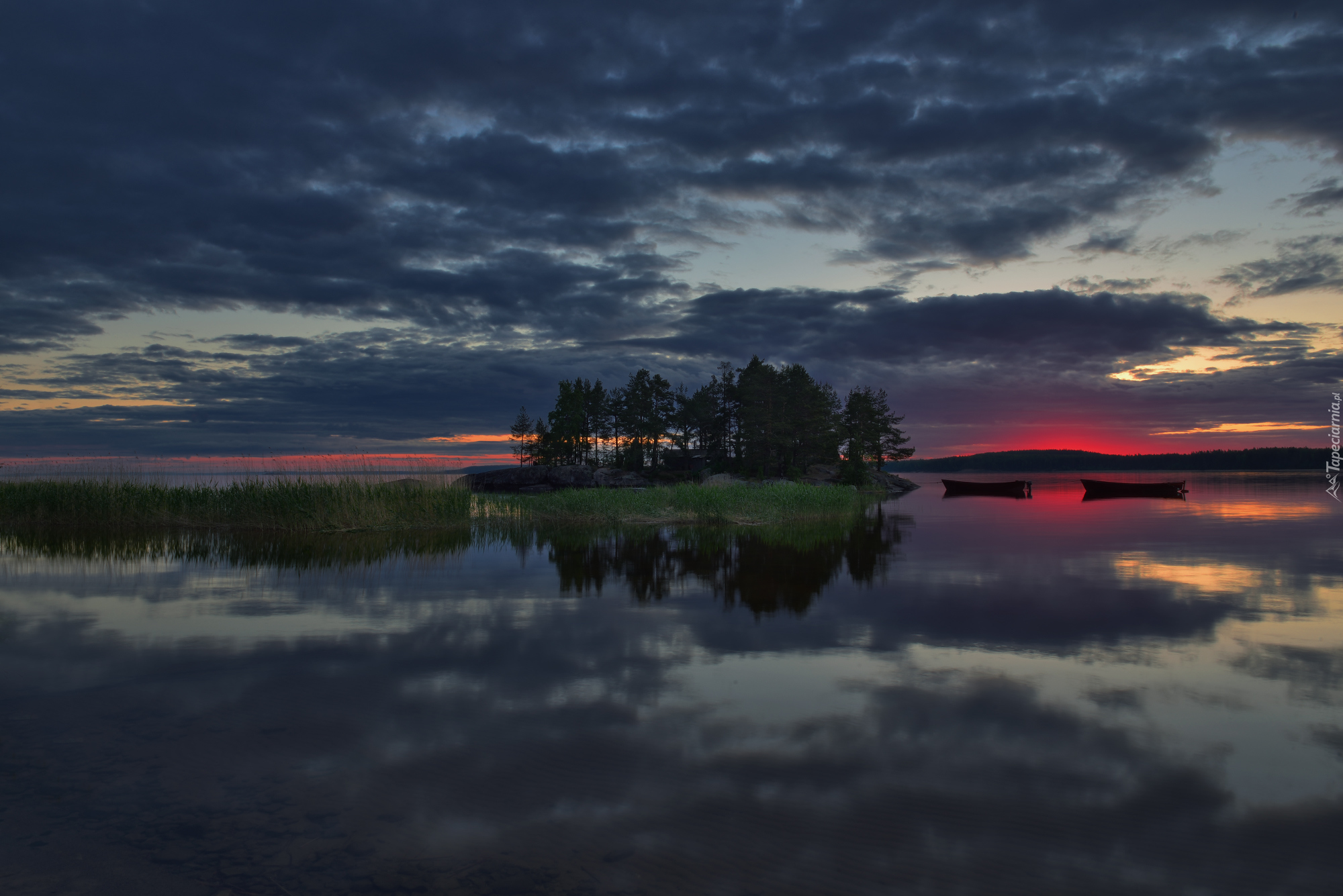 Jezioro Onega, Zachód Słońca, Chmury, Łódki, Wysepka, Drzewa, Trawy, Republika Karelii, Rosja