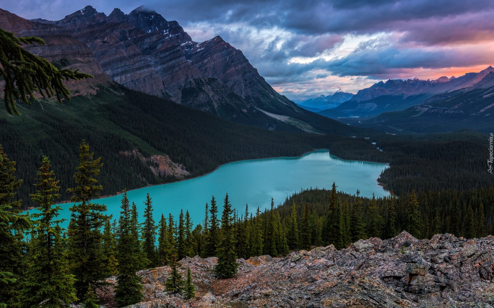 Park Narodowy Banff, Jezioro Peyto Lake, Skały, Drzewa, Góry, Chmury, Zachód słońca, Alberta, Kanada