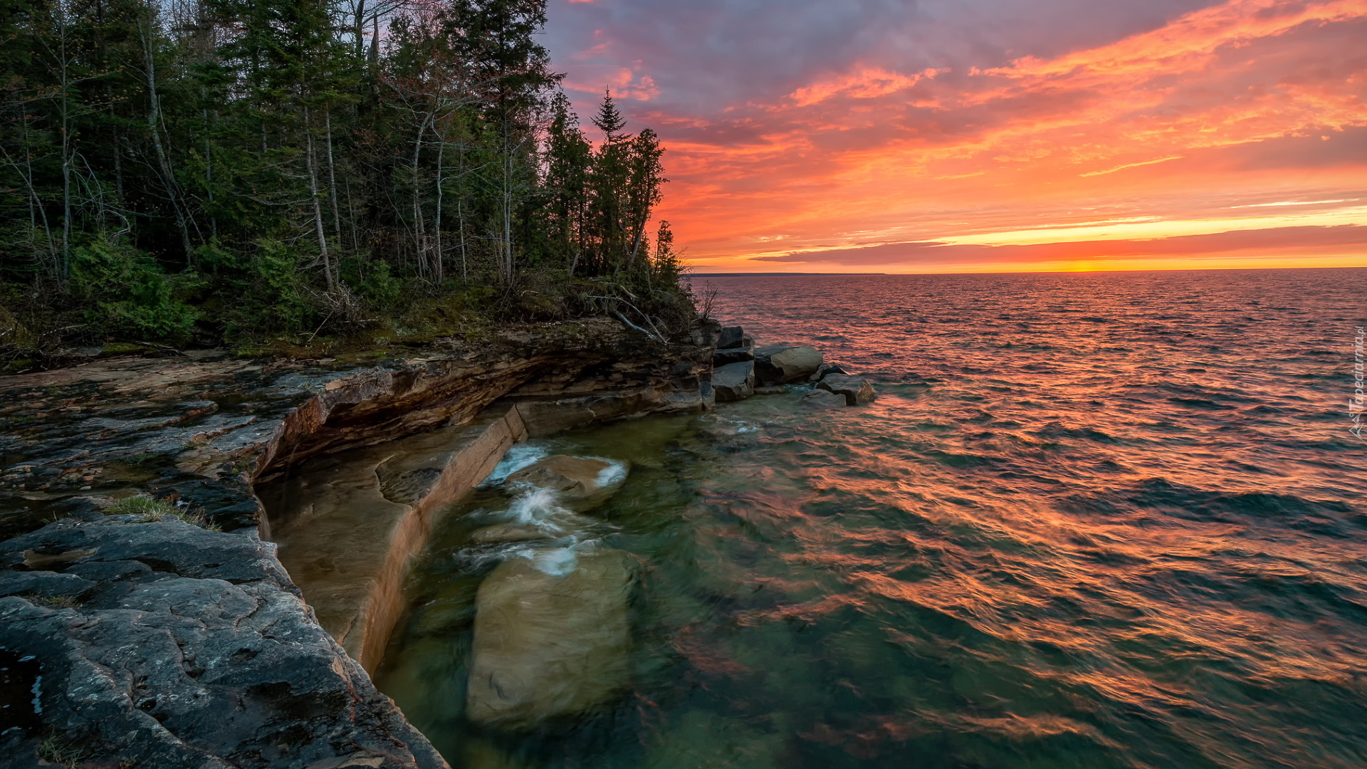 Zachód słońca, Drzewa, Las, Skały, Jezioro, Superior Lake, Michigan, Stany Zjednoczone