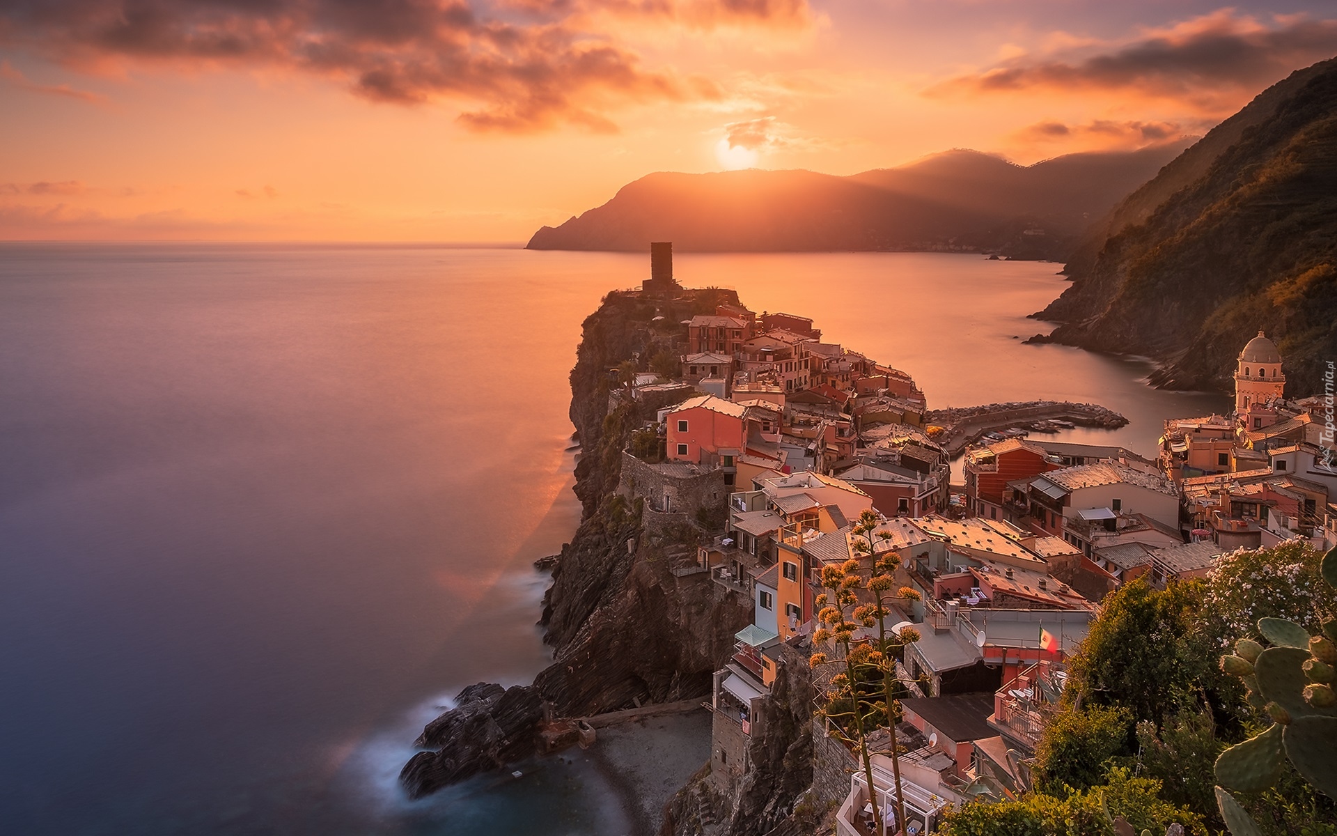 Włochy, Prowincja La Spezia, Domy, Vernazza, Morze Liguryjskie, Zatoka, Skały, Zachód słońca, Góry