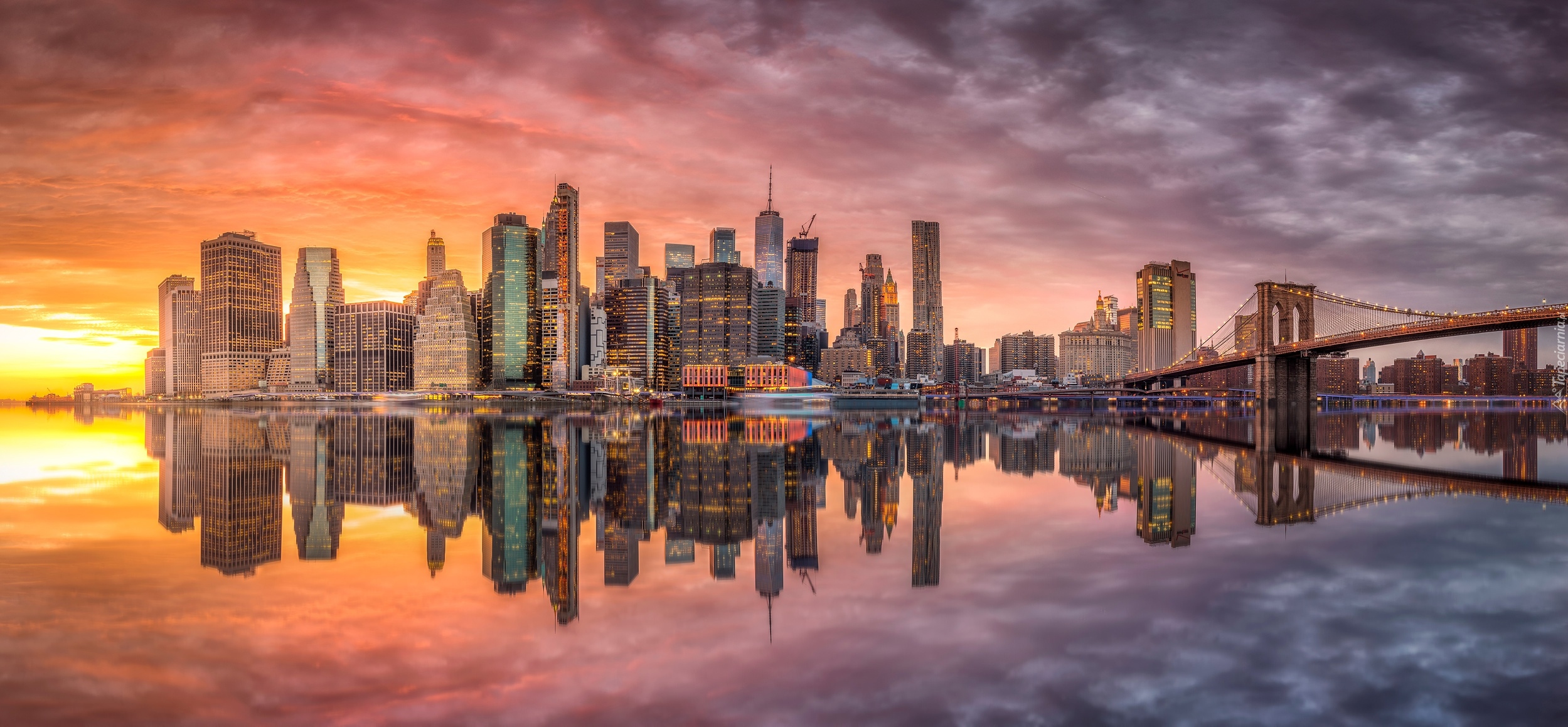 Nowy Jork, Zachód słońca, Wieżowce, Most Brookliński, Brooklyn Bridge, Rzeka, Cieśnina East River, Nowy Jork, Stany Zjednoczone