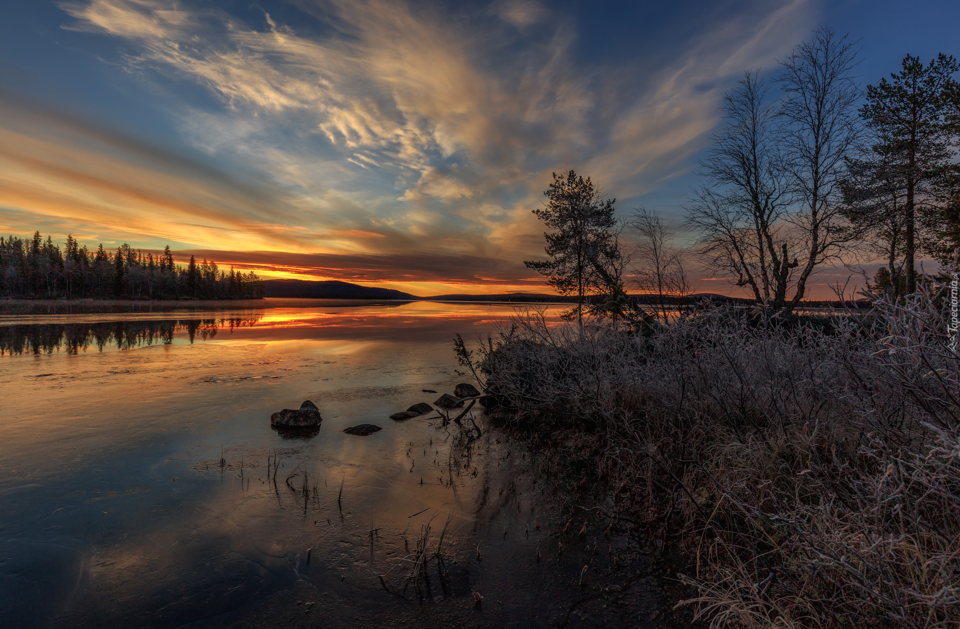 Rzeka Jerisjoki, Zachód słońca, Drzewa, Szuwary, Kamienie, Miejscowość Muonio, Finlandia