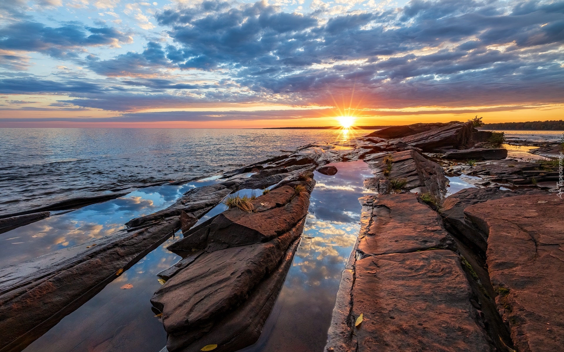 Zachód słońca, Jezioro, Lake Superior, Skały, Chmury, Michigan, Stany Zjednoczone