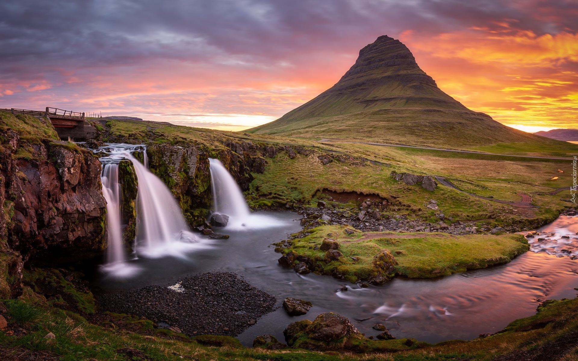 Islandia, Góra Kirkjufell, Wodospad Kirkjufellsfoss, Zachód słońca