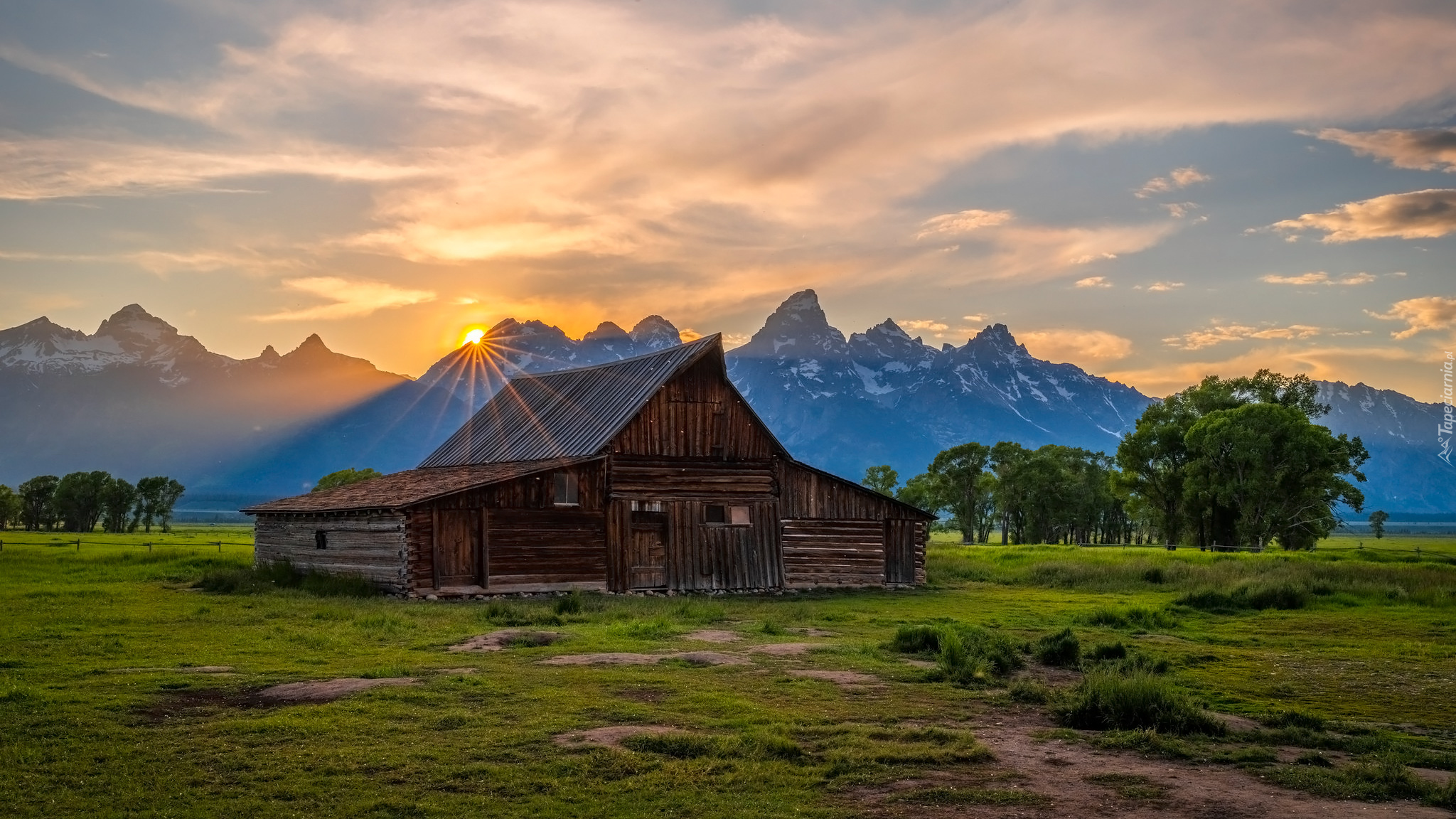 Chata, Góry, Zachód słońca, Promienie słońca, Drzewa, Park Narodowy Grand Teton, Stan Wyoming, Stany Zjednoczone