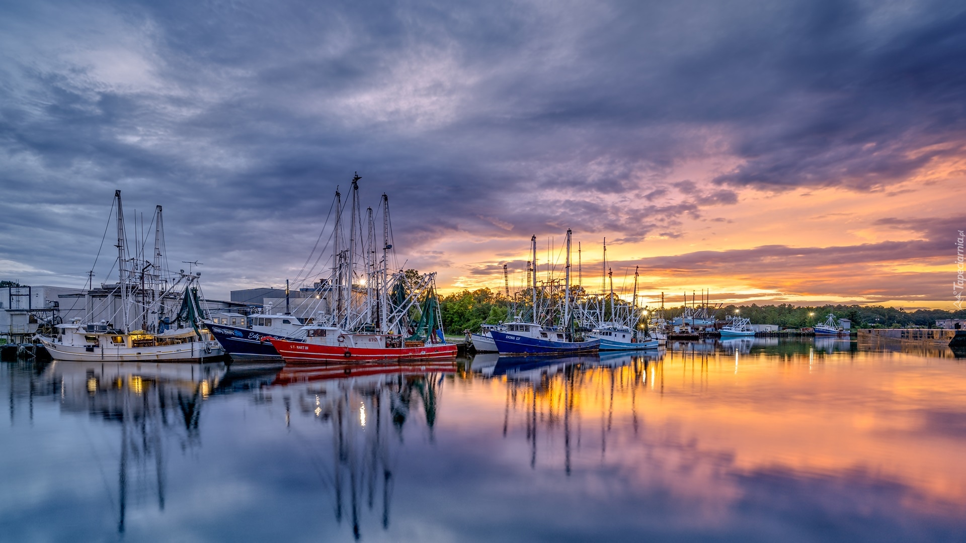 Port, Żaglówki, Drzewa, Zachód słońca, Chmury