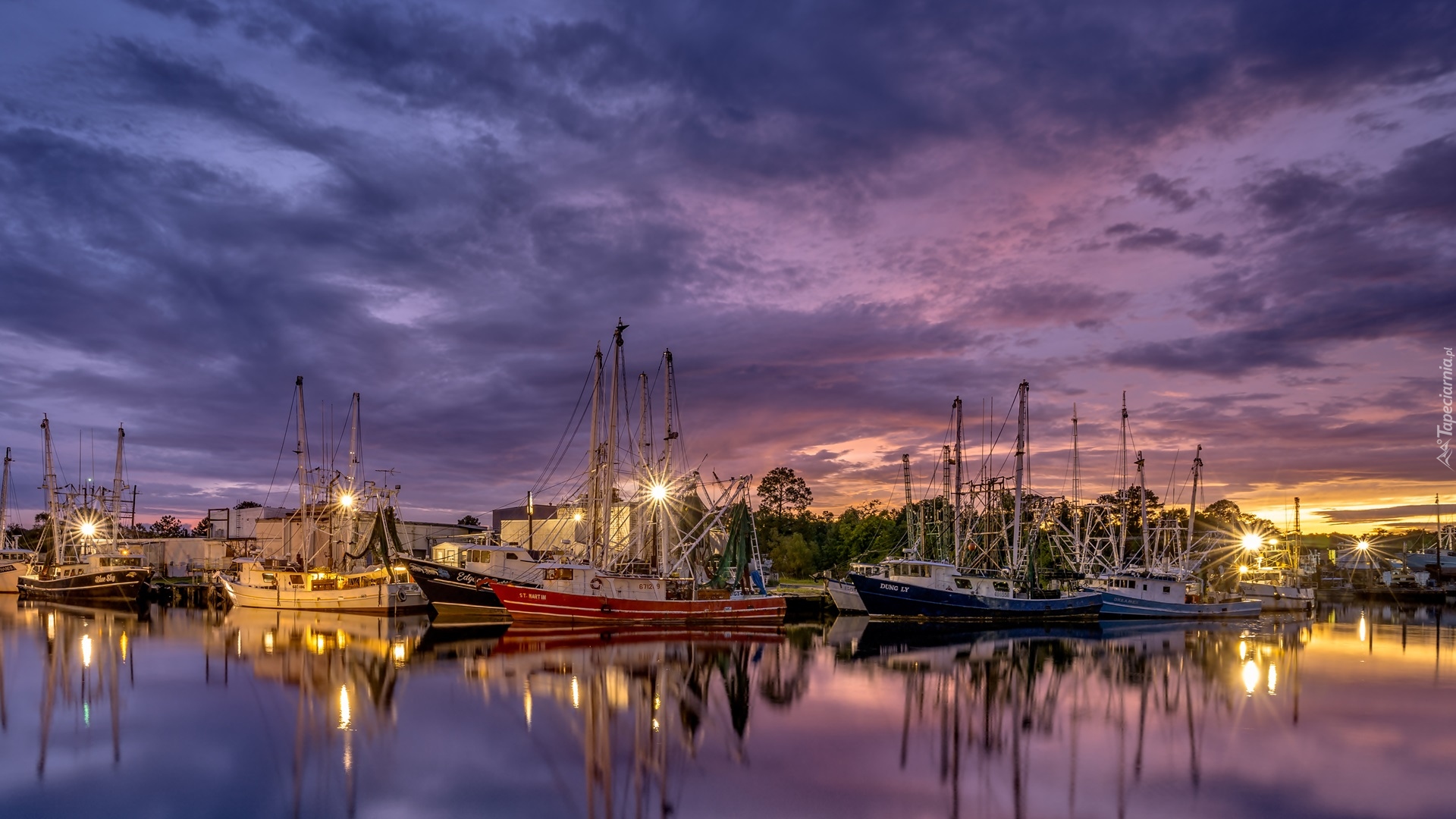 Port, Żaglówki, Drzewa, Światła, Zachód słońca, Chmury